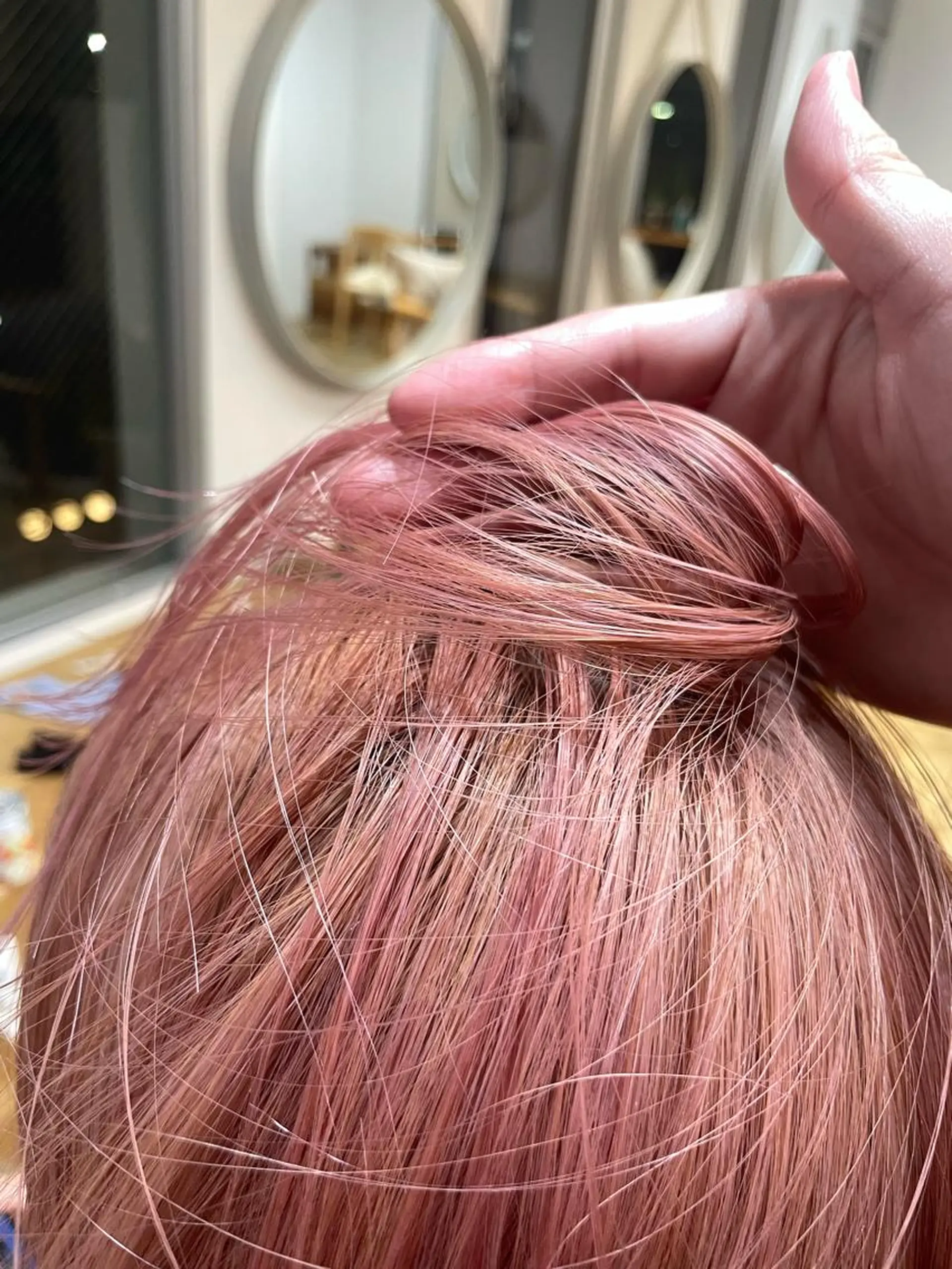 セミロング カラー ヘアカラー ⭐ハイトーンブリーチ ミルクティーピンクのヘアスタイル