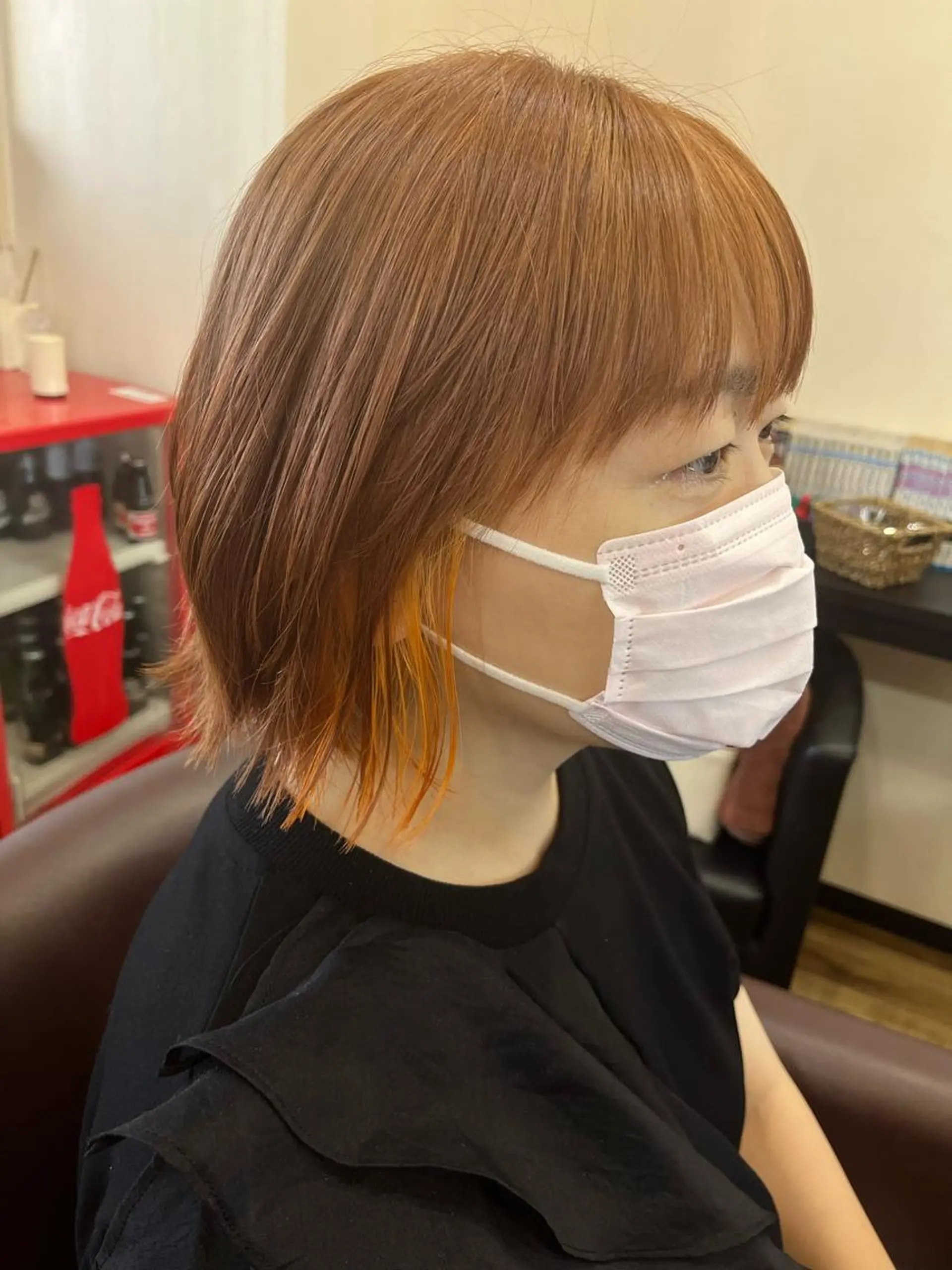 ミディアム カラー ヘアアレンジ ベージュカラー ブリーチ インナーカラー オレンジ きむえり/髪質改善 /うねり広がり改善のヘアスタイル