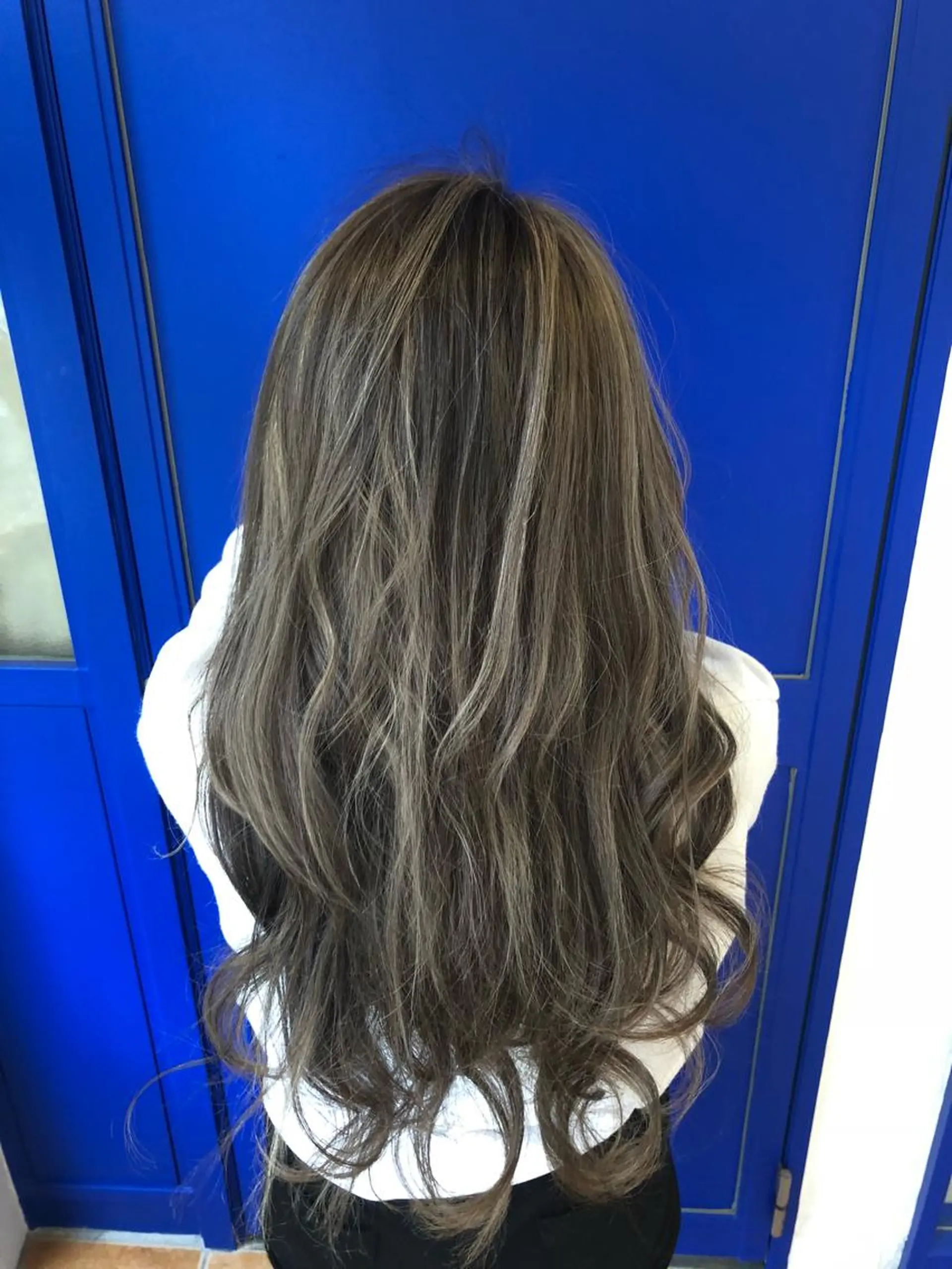 ロング カラー 透明感カラー ダークシルバー ハイライトカラー シルバー ハイライト カット ヘアカラー トリートメント Agu  清尾 浩昭のヘアスタイル