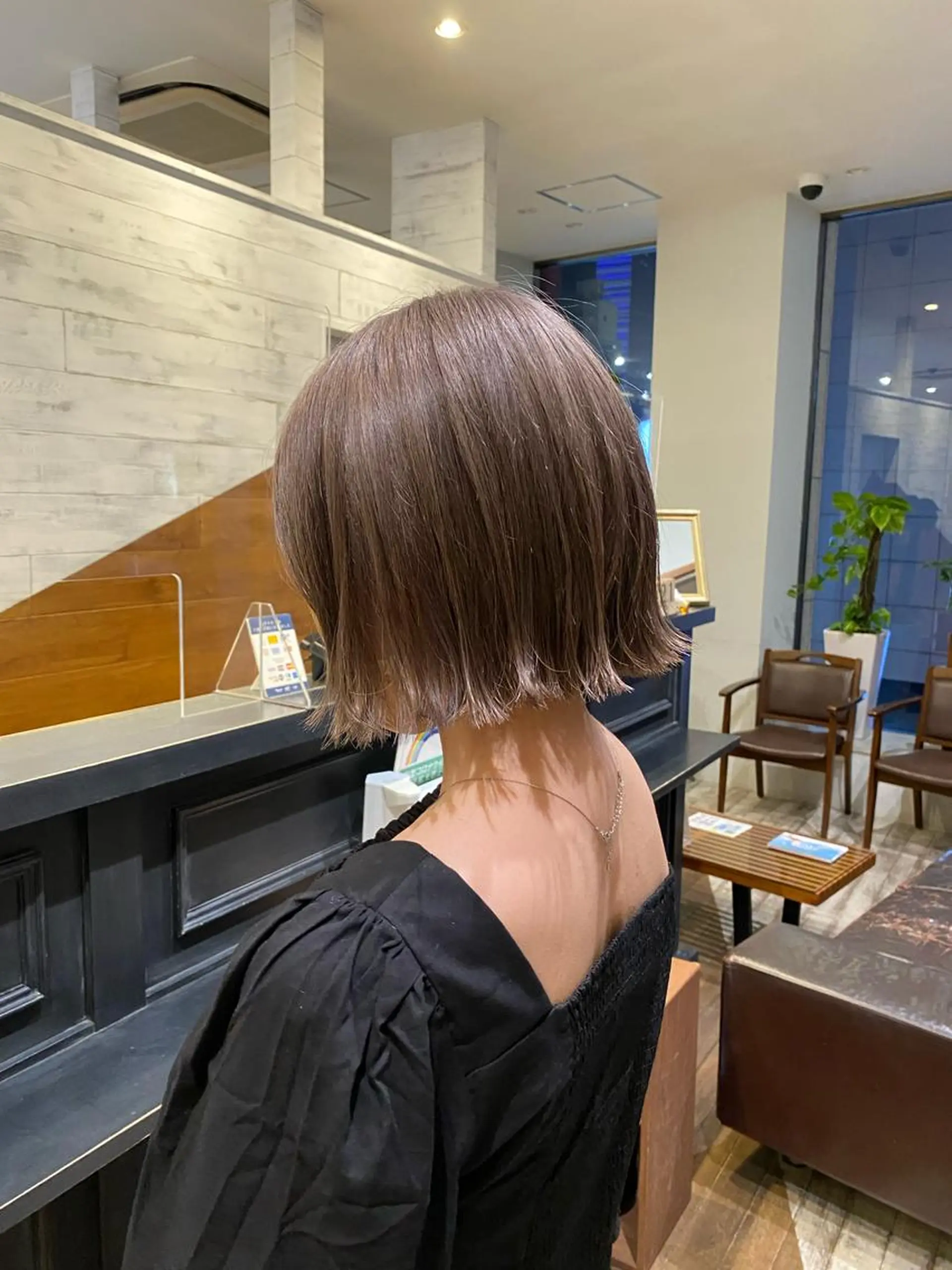 ショート 切りっぱなしボブ ラベンダーベージュ ボブ 栗原 瑞稀のヘアスタイル