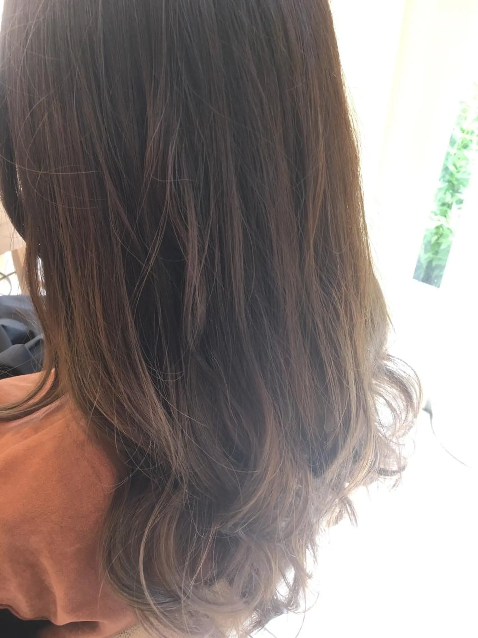 セミロング カラー アッシュ ブリーチ グラデーションカラー グレージュ 小田原NO1 美容師 飯田飛翔のヘアスタイル