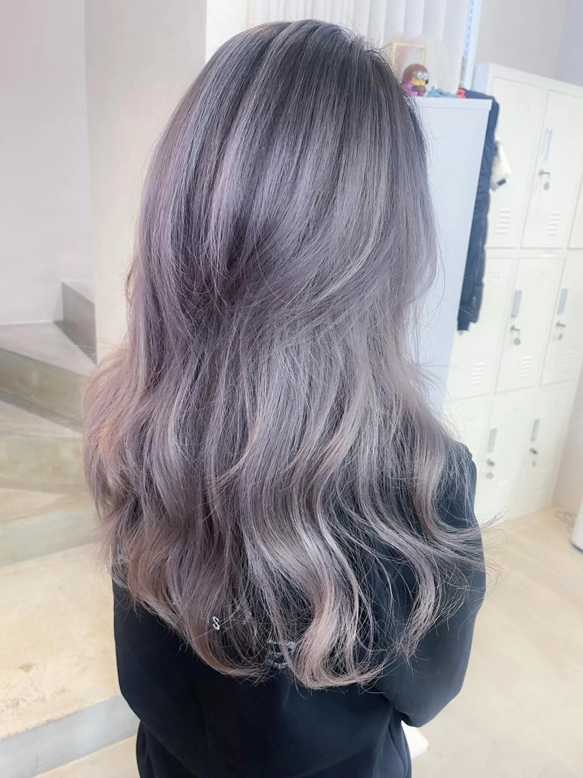 ロング カラー ブリーチ エドルカラー イルミナカラー シルバー ホワイトシルバー ヘアカラー BOX mico.のヘアスタイル