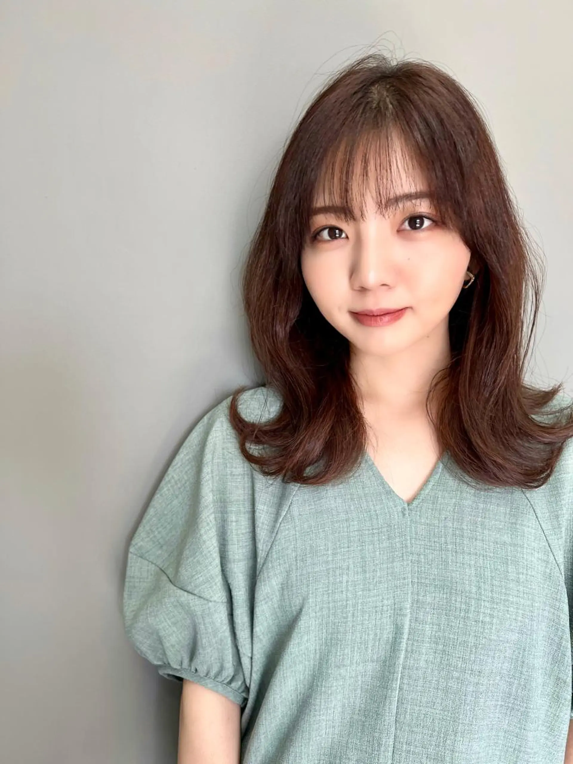 セミロング カラー ヘアアレンジ コテ巻き風パーマ 韓国風パーマ　無重力のヘアスタイル