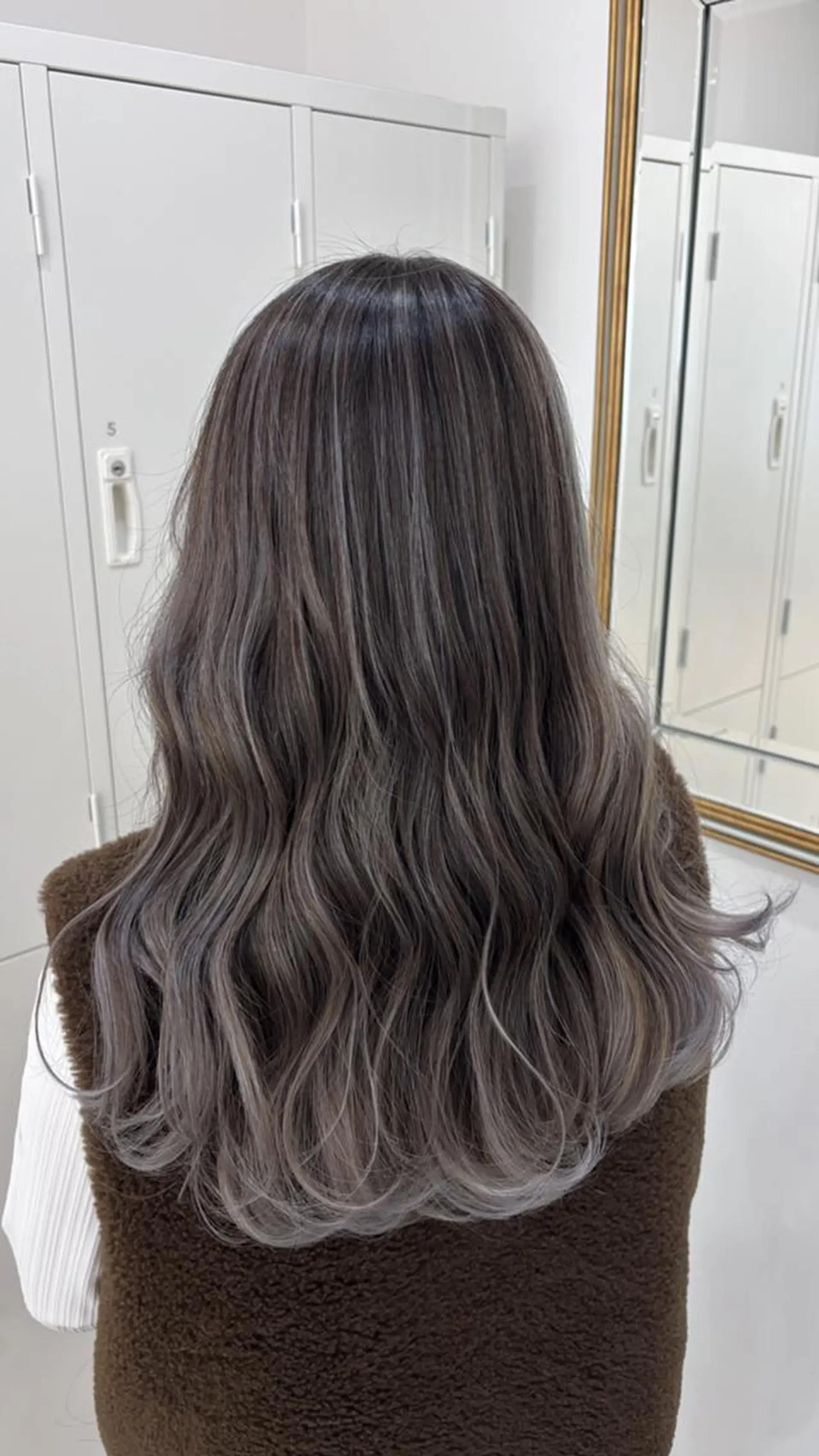 セミロング カラー 二上 怜のヘアスタイル