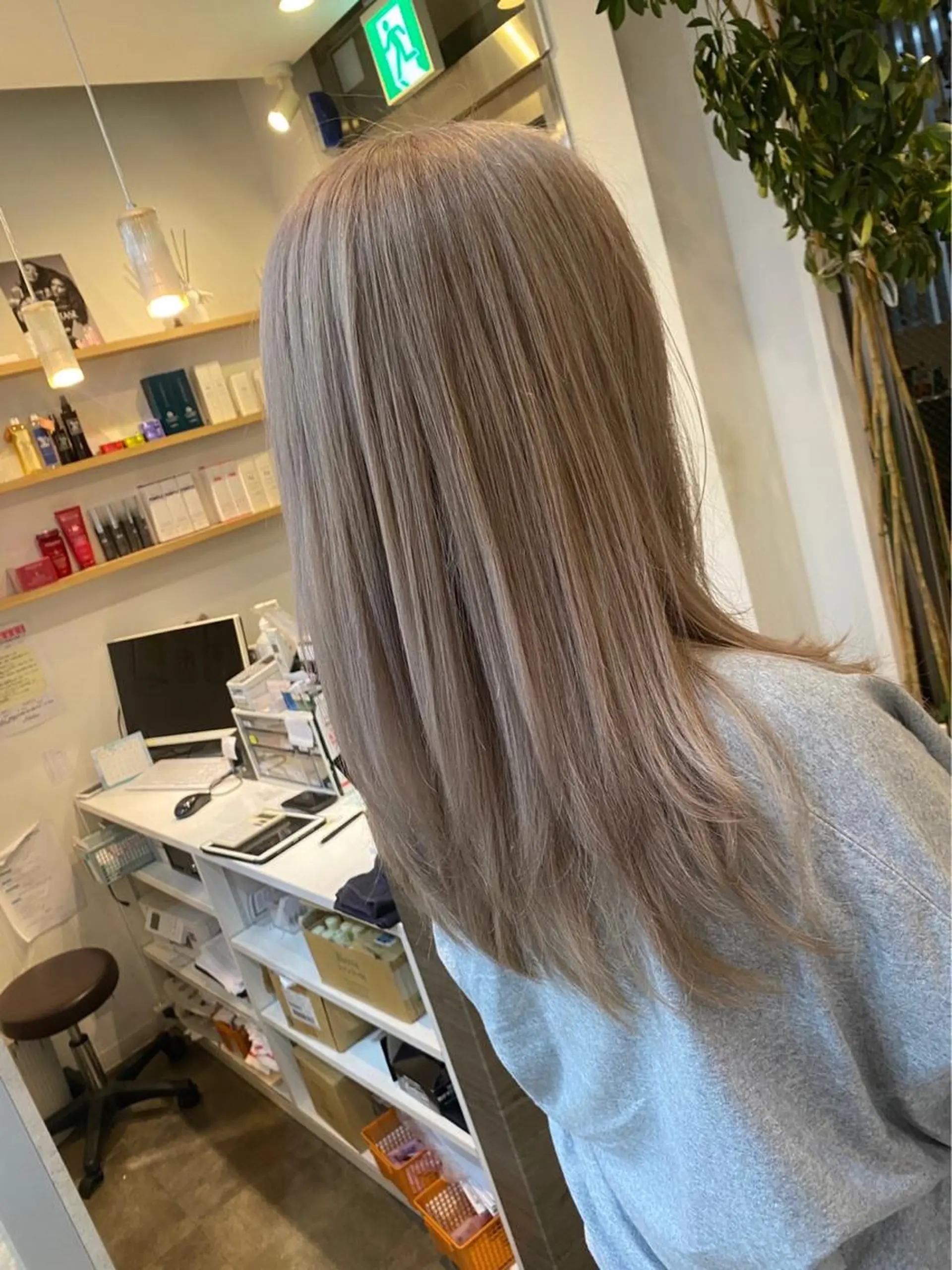 セミロング カラー パーマ ブロンド ハイライトカラー ハイトーンカラー ハイライト ヨシンモリ newi saLyu ネウィ　サリューのヘアスタイル