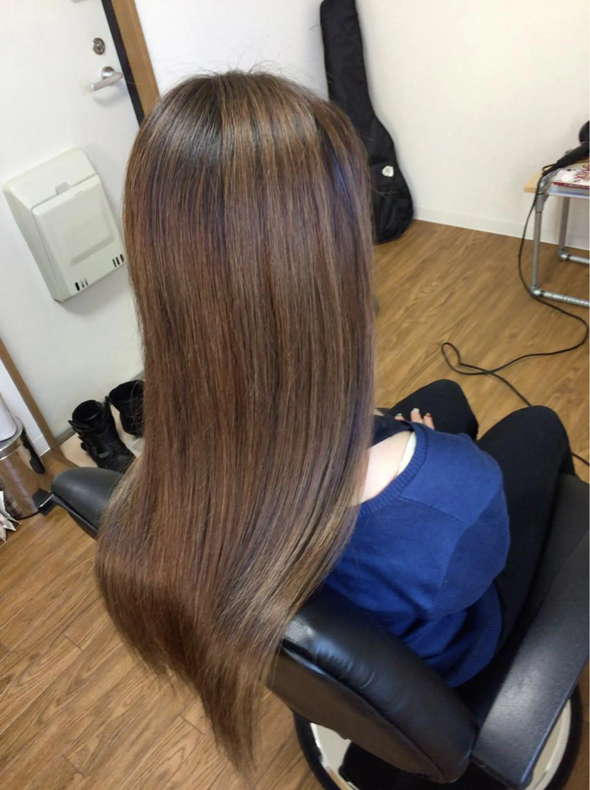 ロング カラー ブリーチ グラデーションカラー シルバー じょん 。のヘアスタイル