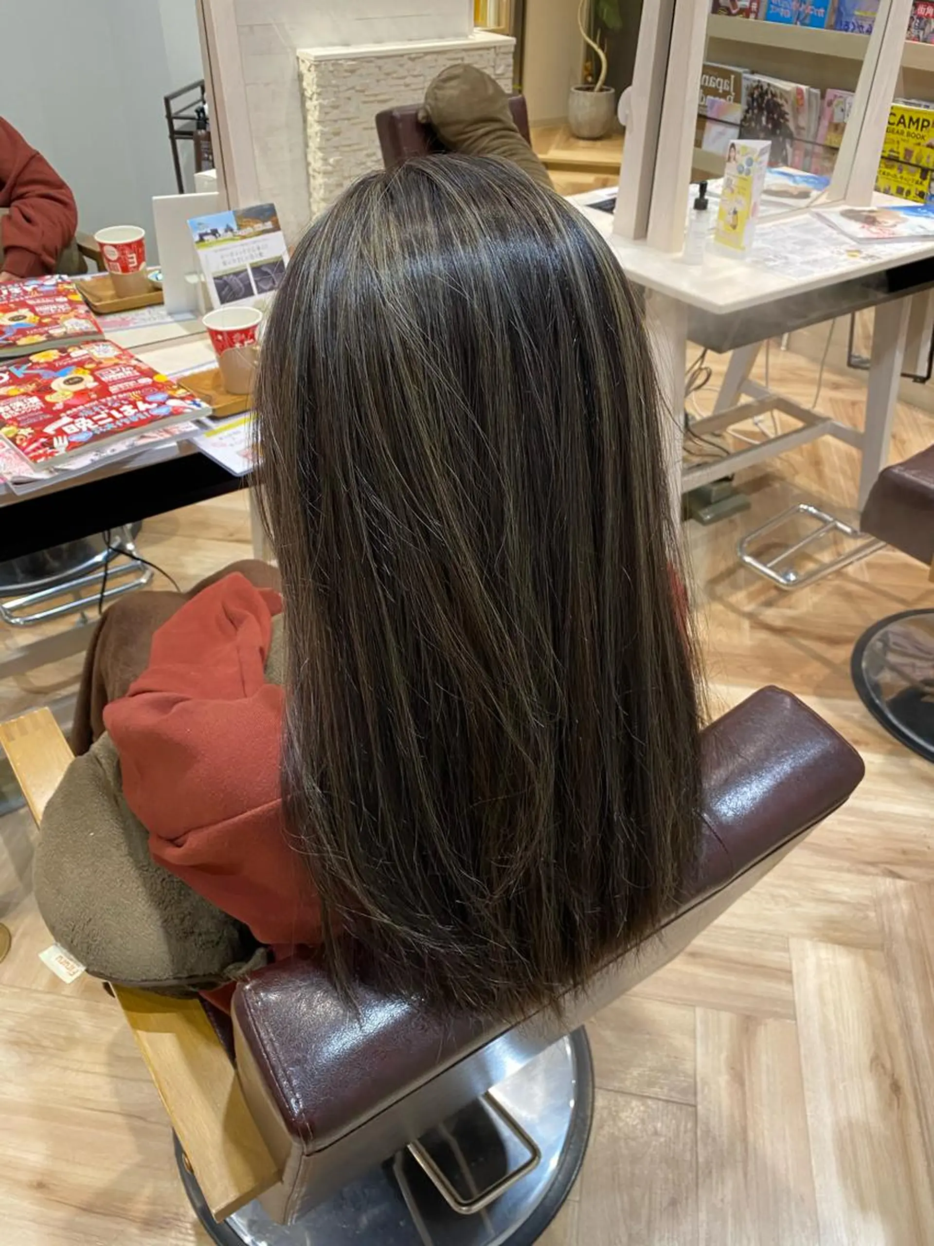 ロング カラー 伊東 彩花のヘアスタイル