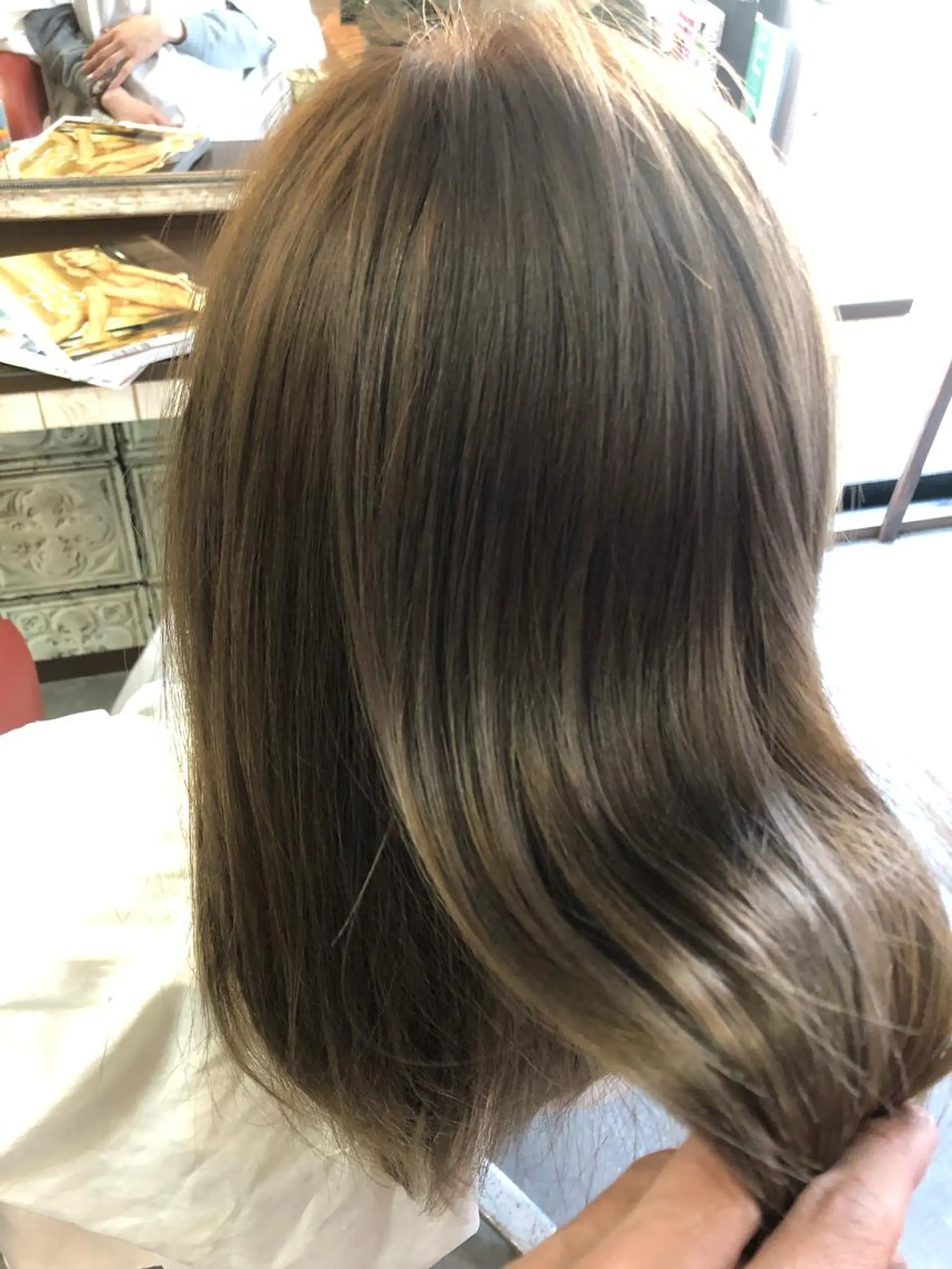 セミロング カット ヘアカラー トリートメント トレヴァー デルチザンのヘアスタイル