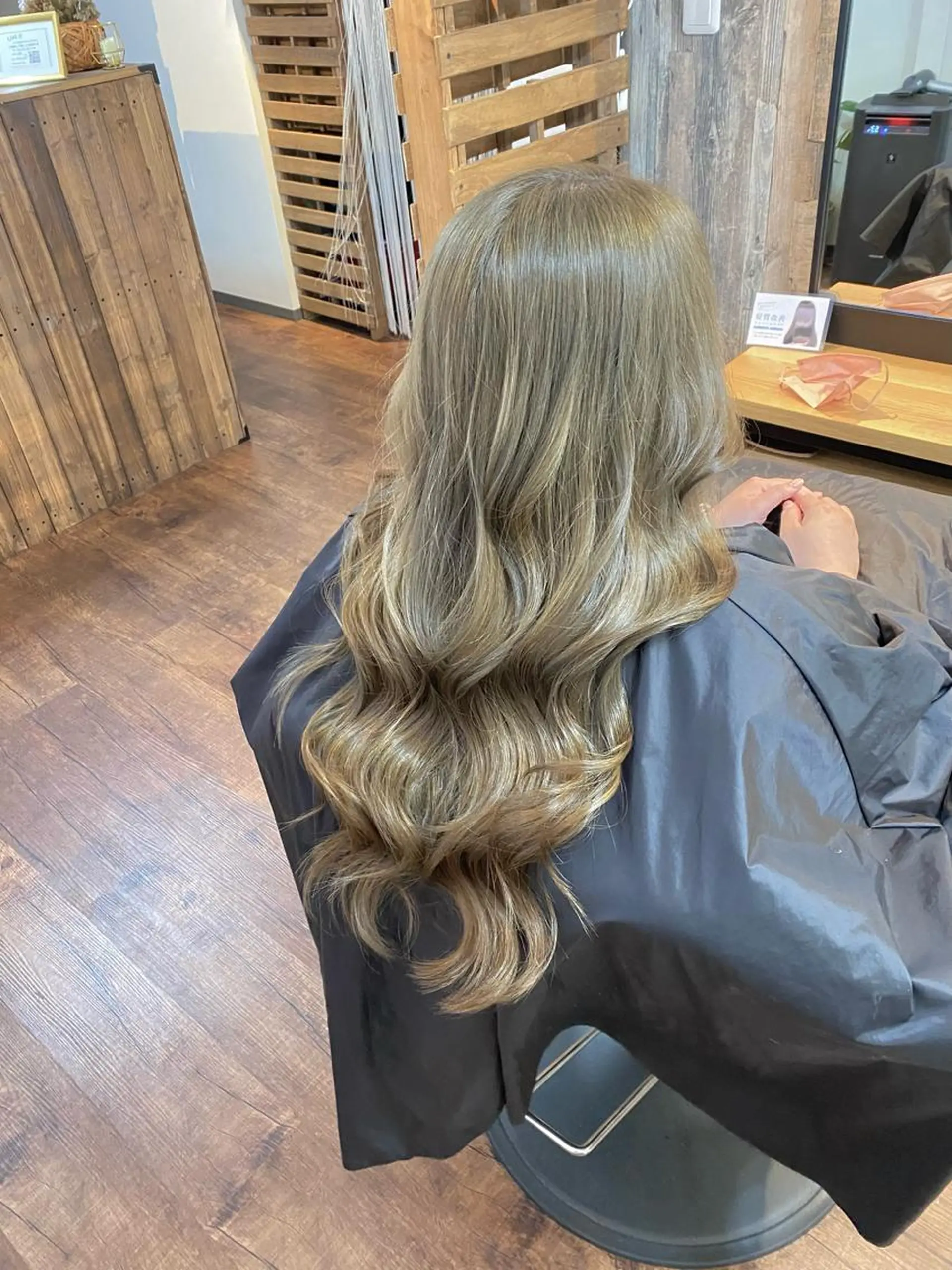 ロング カラー ベージュカラー ブリーチ ミルクティーベージュ カット ヘアカラー トリートメント Luzir⭐︎ GEN⭐︎のヘアスタイル
