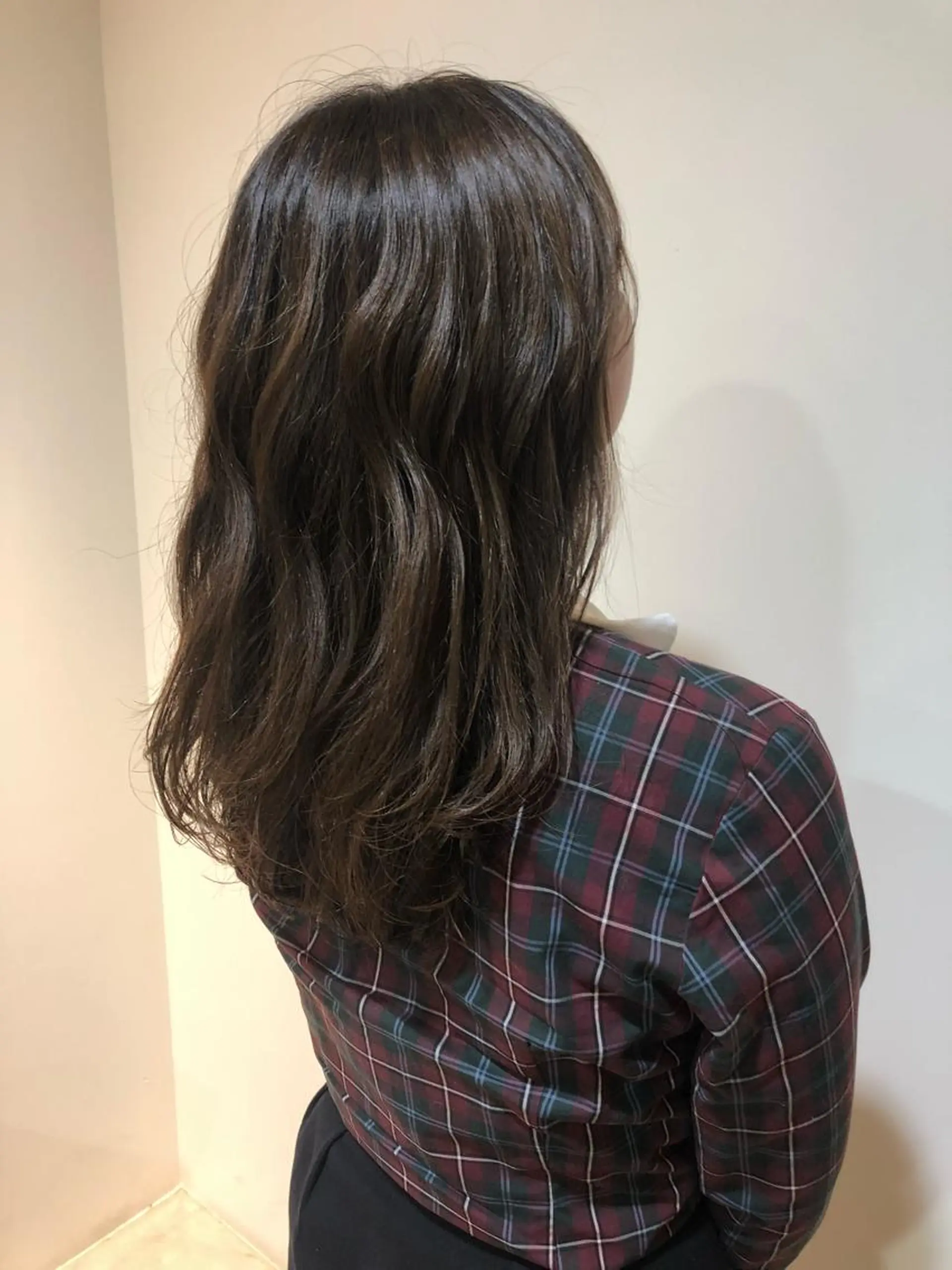 セミロング カラー MIOベージュカラー 柔らかいカラーのヘアスタイル