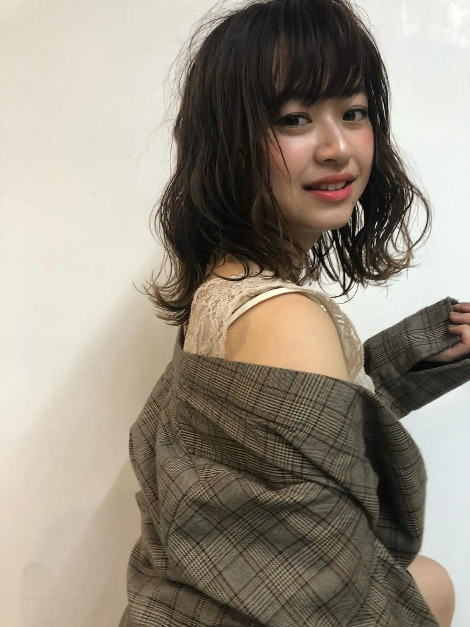 ミディアム 外ハネヘア カット ヘアカラー パーマ トリートメント ヘアセット 360°キレイな ショートカットのヘアスタイル