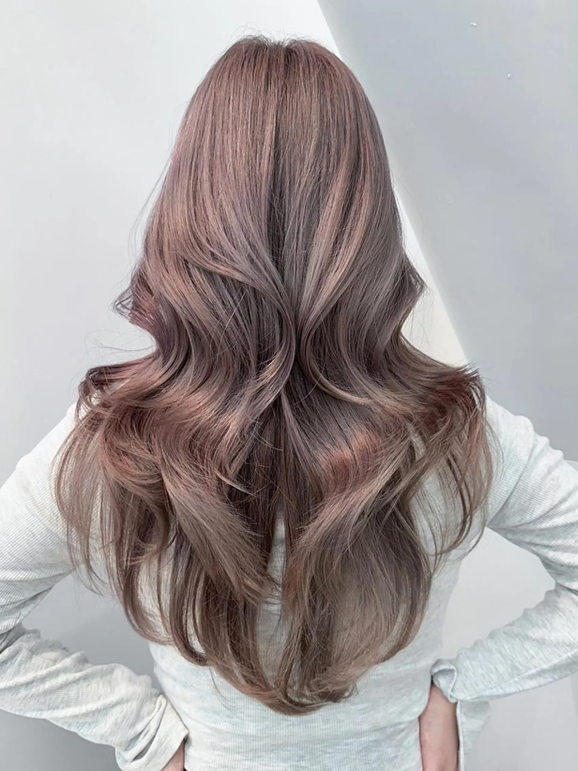 カラー ロング ピンクカラー ホワイトピンク くびれヘア レイヤーカット カット ヘアカラー トリートメント ITbyALBUM 中野店のヘアスタイル