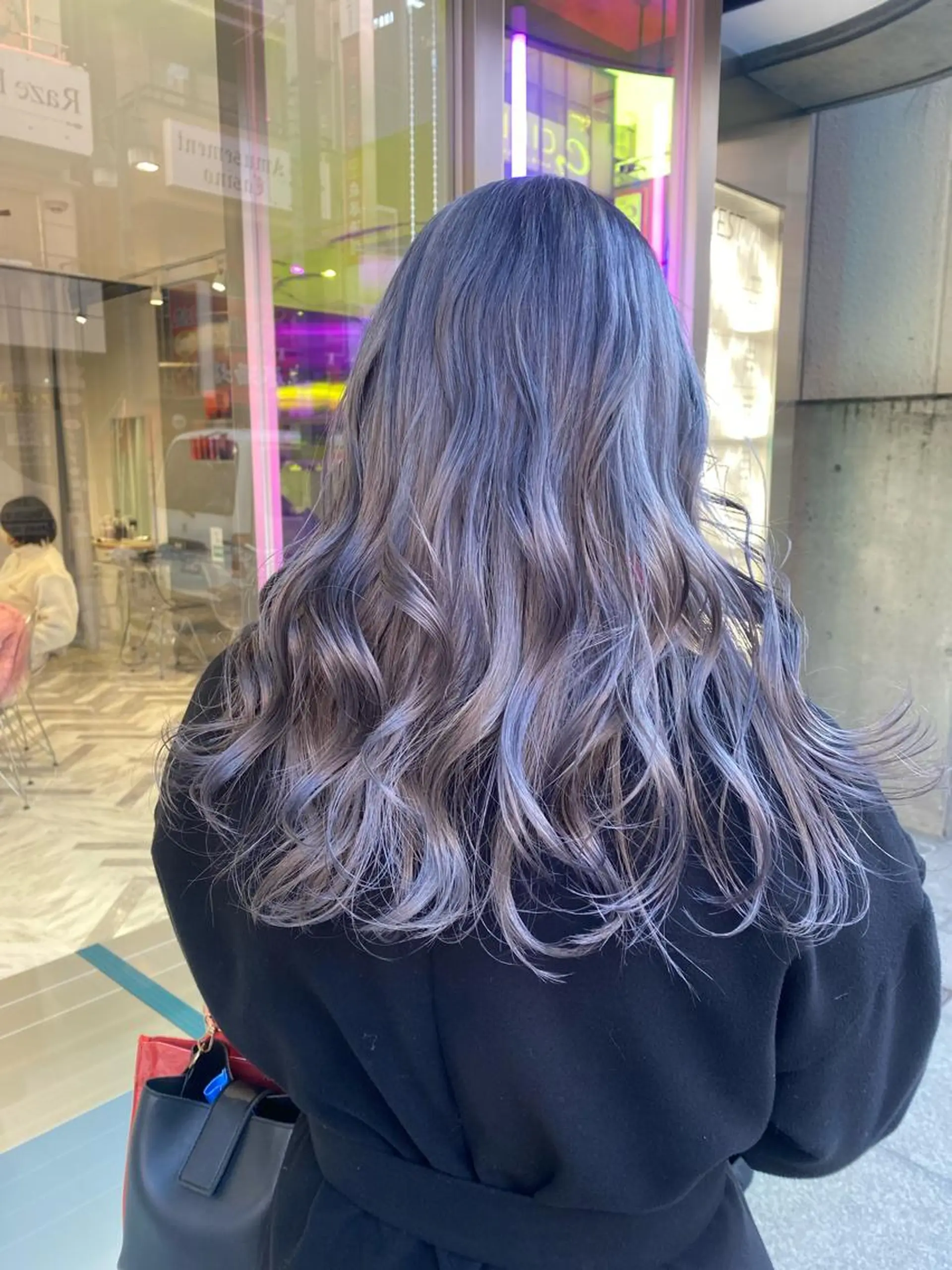 ロング カラー パーマ ヘアアレンジ メンズ キッズ ネイル アイブロウ mana 暖色カラーカットのヘアスタイル