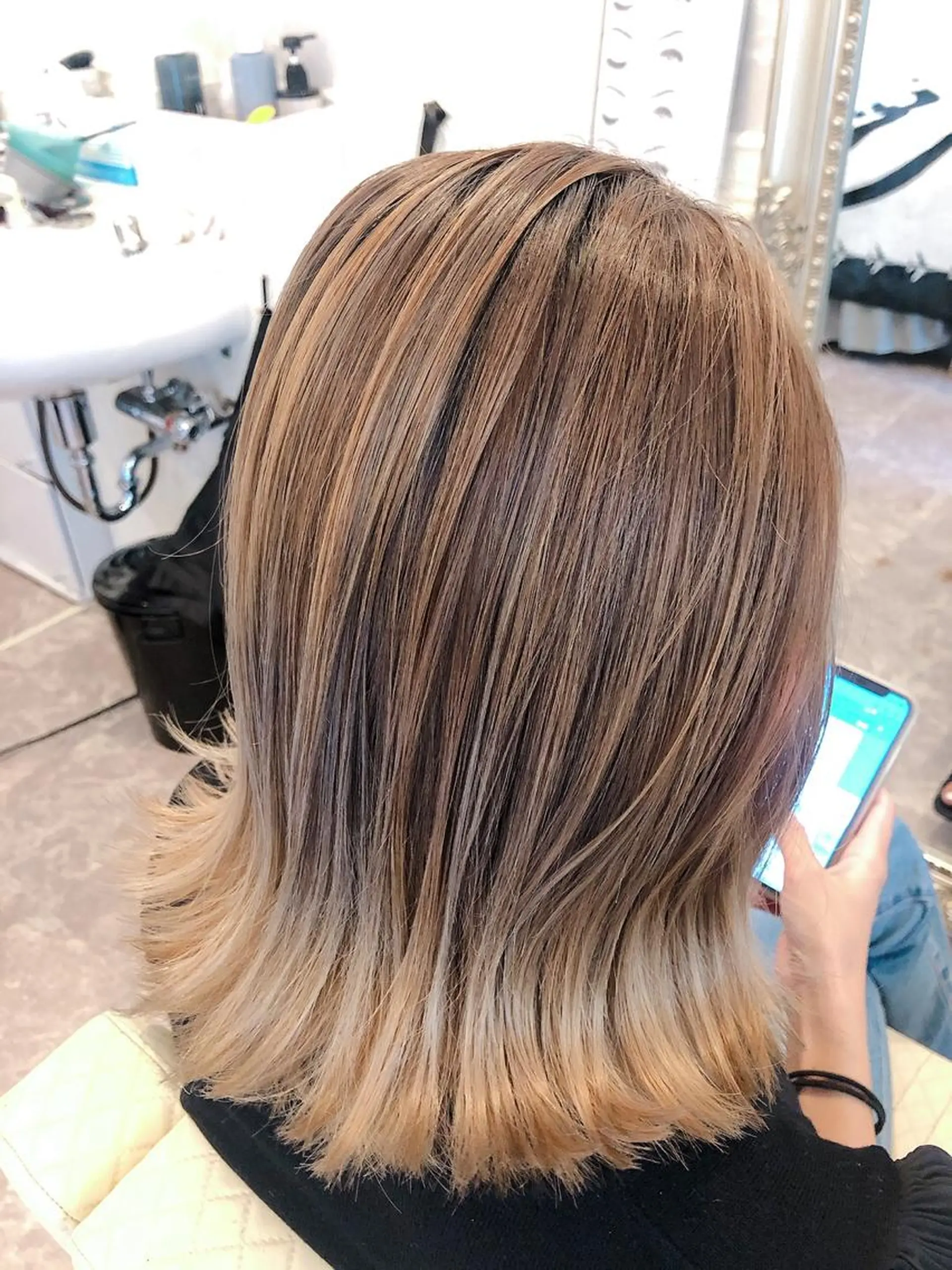 ミディアム ハイライト レイヤーカット La.fleur ラ.フルールのヘアスタイル