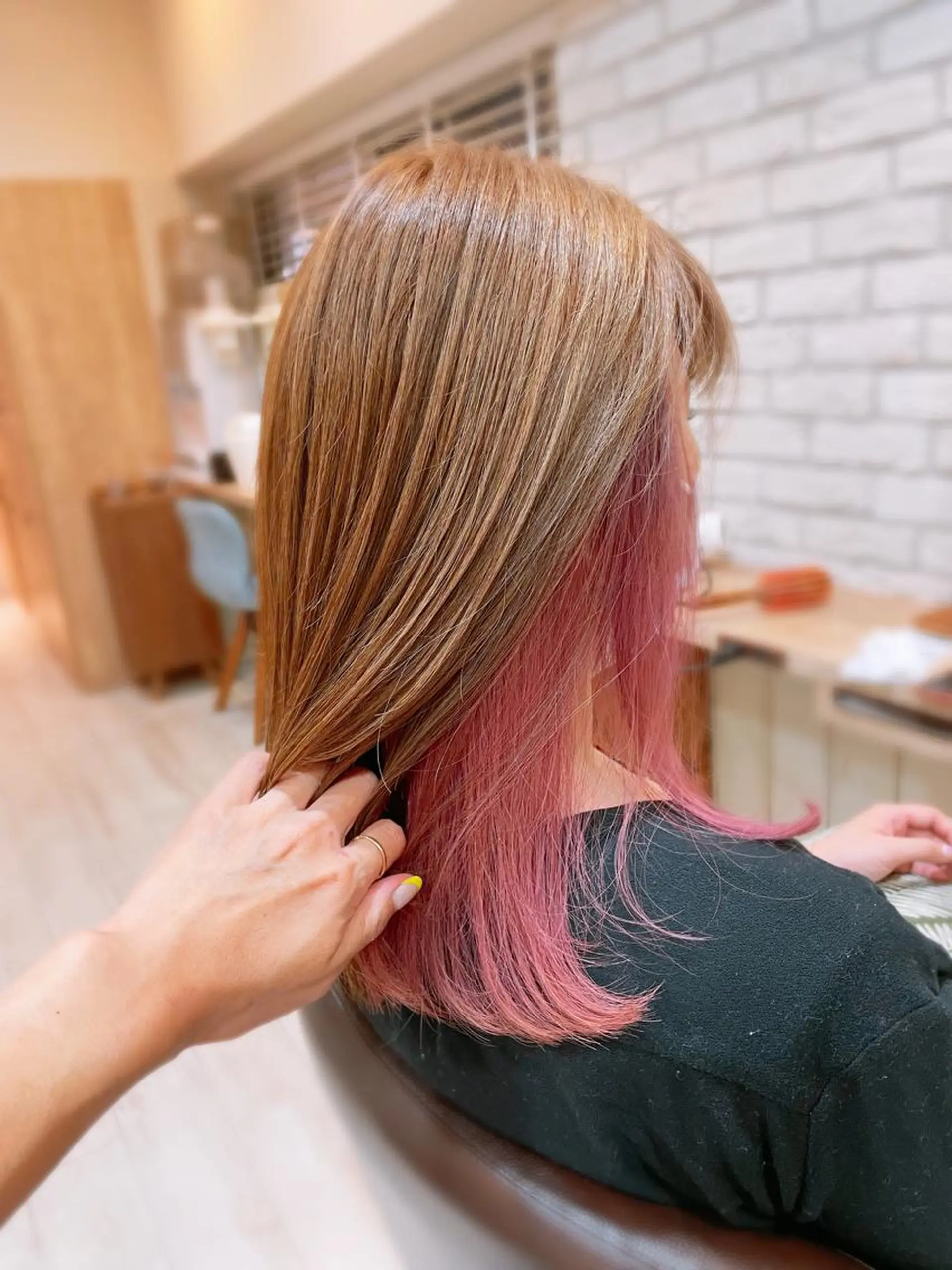 セミロング カラー インナーカラー ピンクカラー 清水 有実子のヘアスタイル