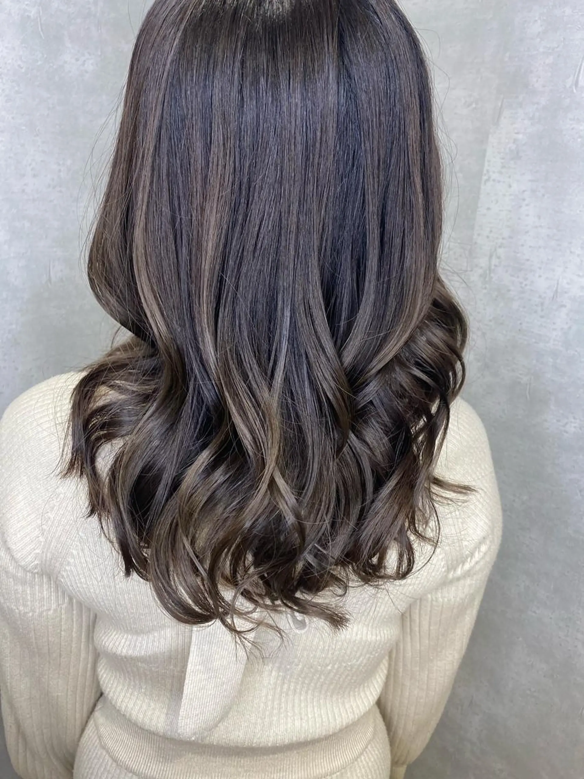 ミディアム アッシュ カット ヘアカラー トリートメント ヘアセット 美髪/髪質改善 レイヤー/透けカラーのヘアスタイル