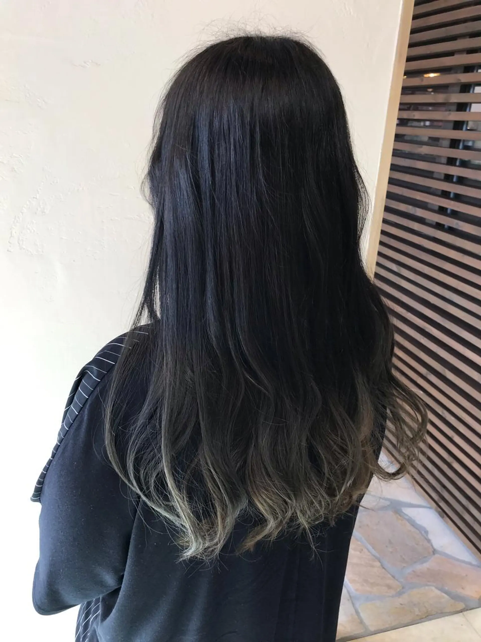 ロング カラー アッシュ グラデーションカラー シルバー シルバーアッシュ 浅岡 のどかのヘアスタイル