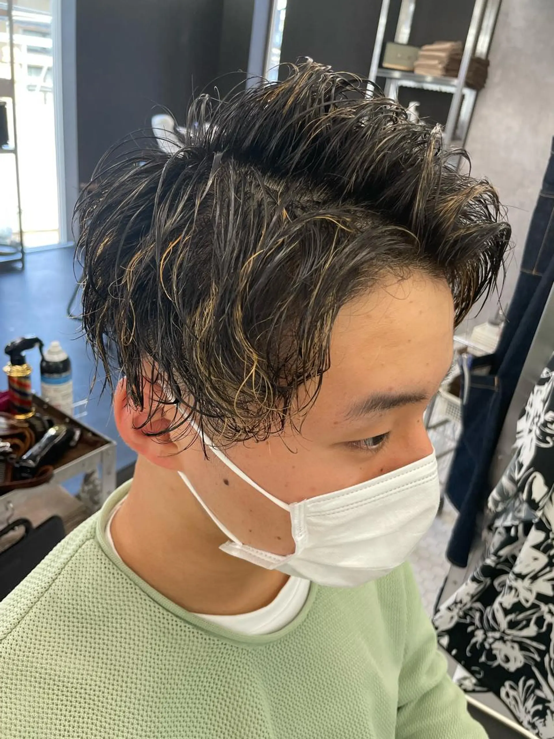 ミディアム カラー パーマ メンズ ミディアムパーマ メンズバレイヤージュ メンズブリーチ ビジネス センターパート メンズ専門美容室 /久徳大輝のヘアスタイル