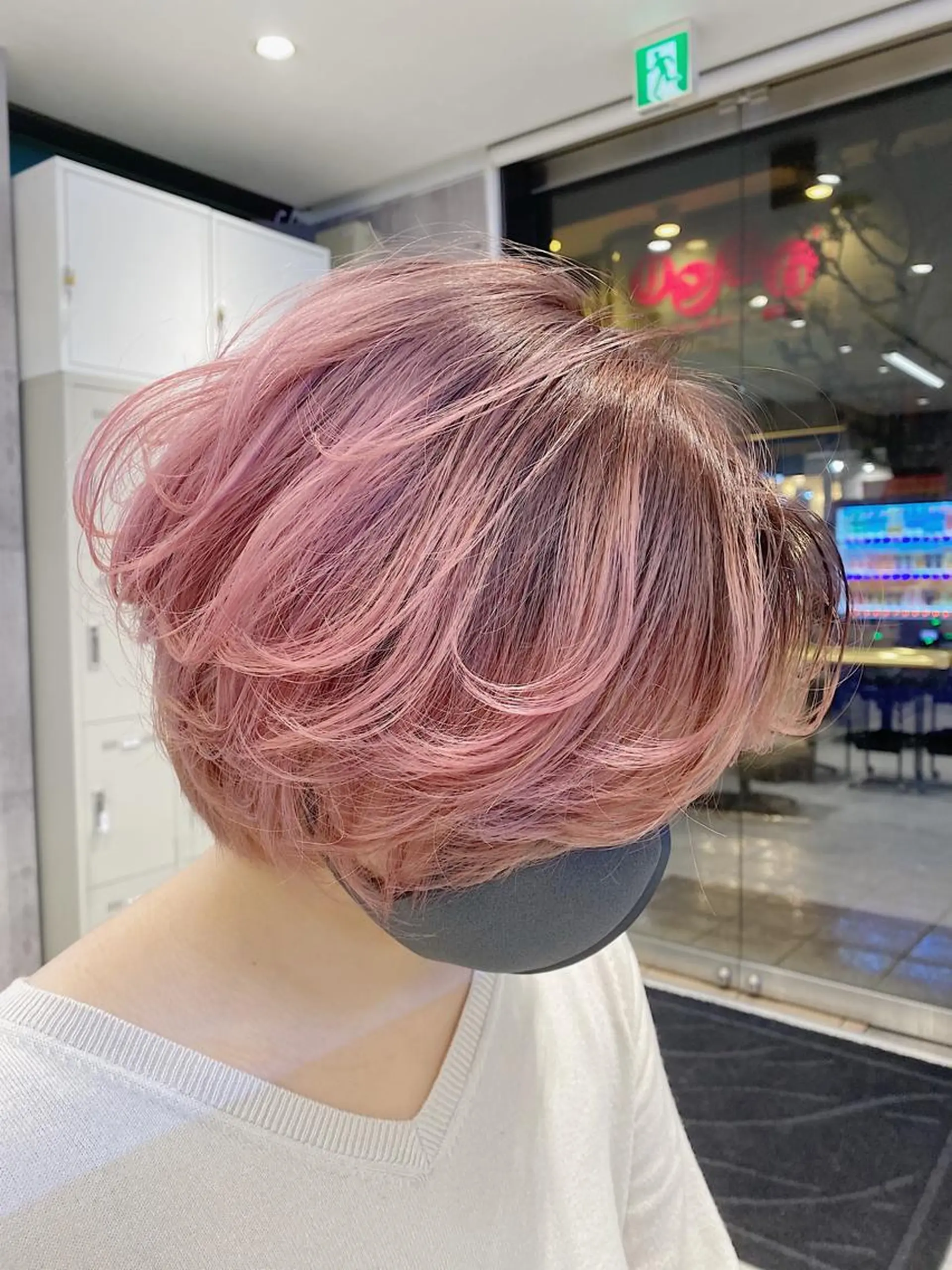 ショート カラー メンズ メンズハイライト メンズインナーカラー アッシュ アッシュグレー アッシュグレージュ JuNブリーチに 縮毛矯正するプロのヘアスタイル