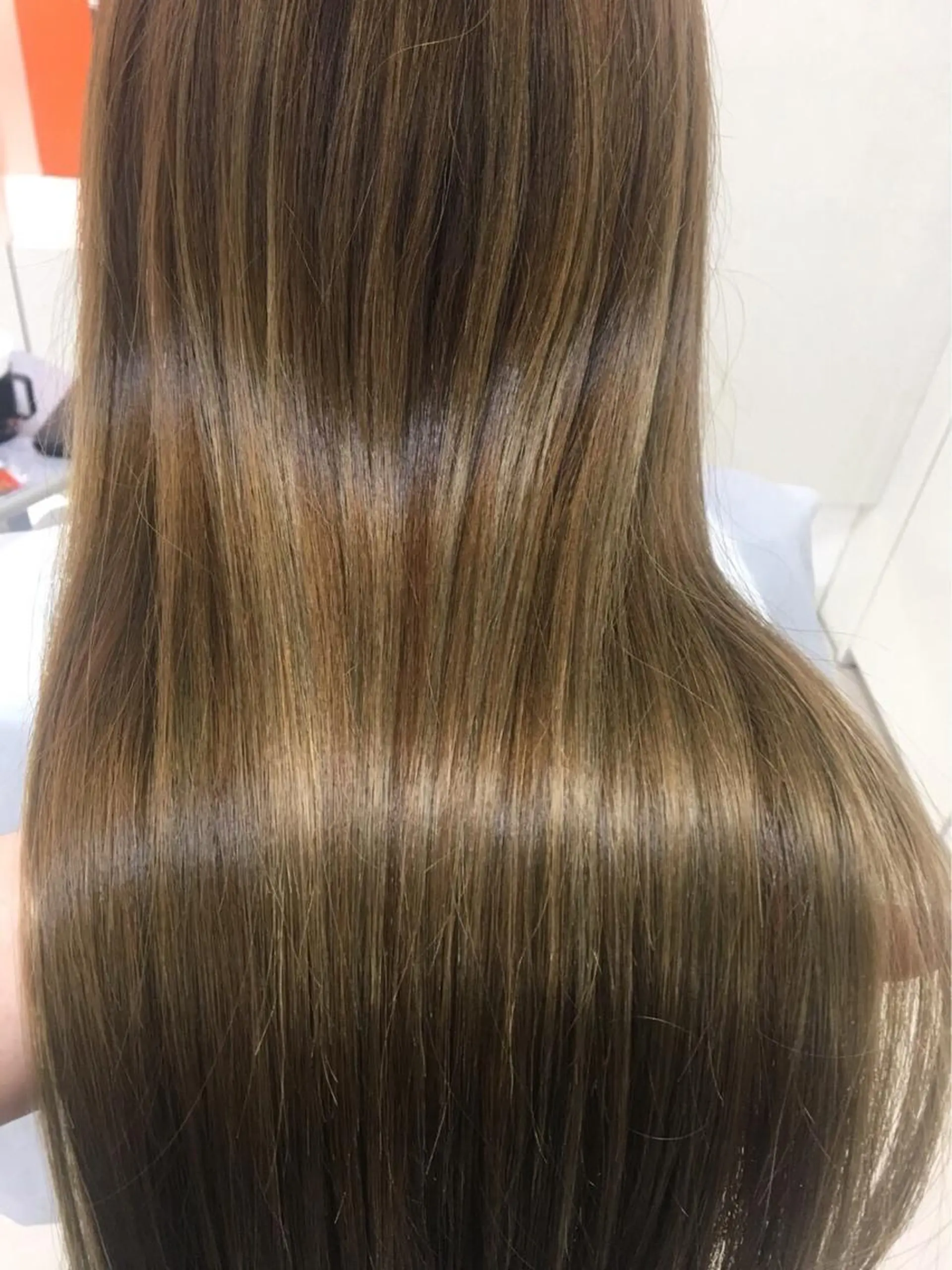 ロング レイヤーカット✖️ 柔らかベージュカラーのヘアスタイル