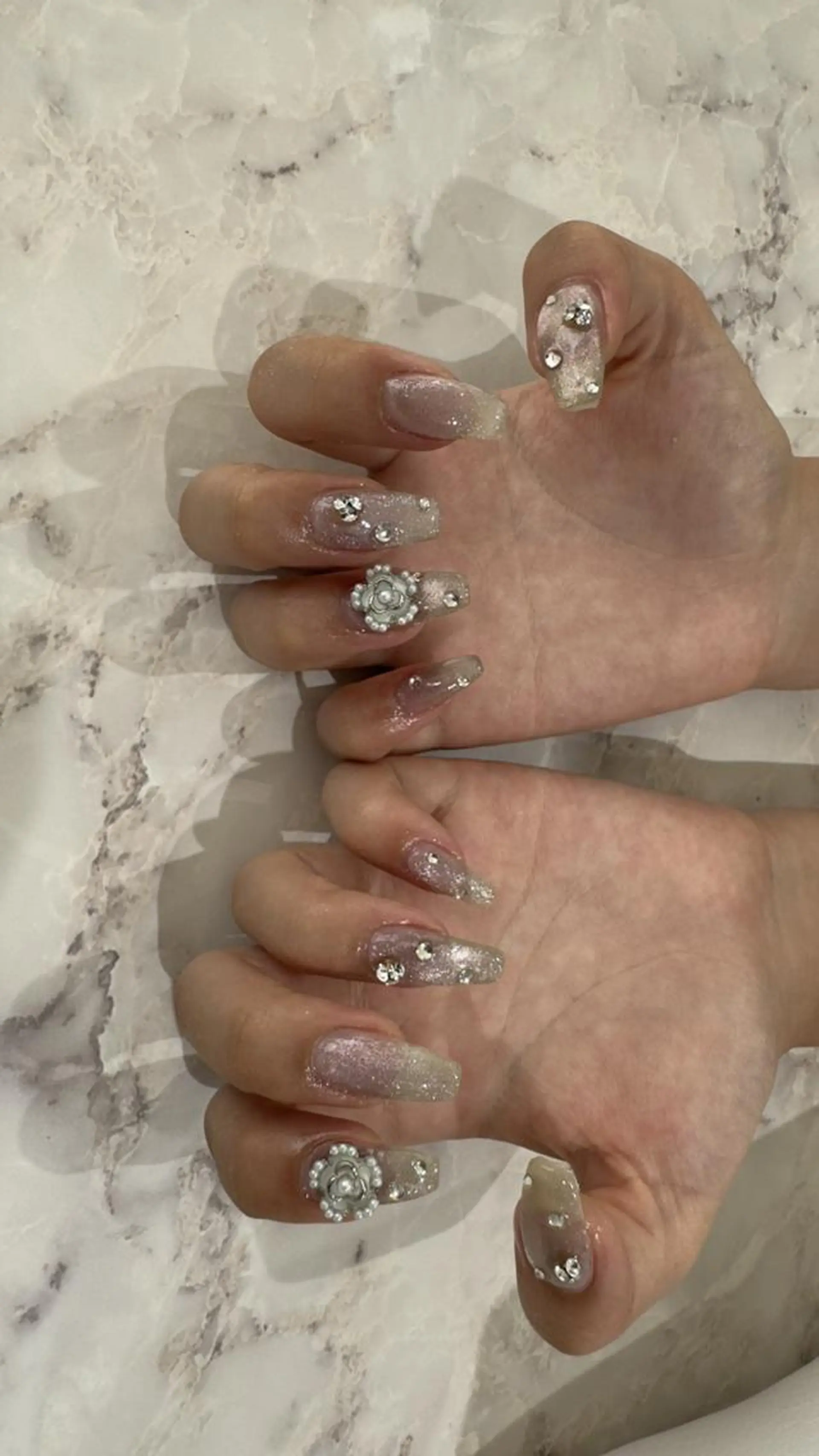 ネイル キラキラネイル マグネットネイル ストーンネイル ホワイト Nail Salon Lindaのネイルデザイン