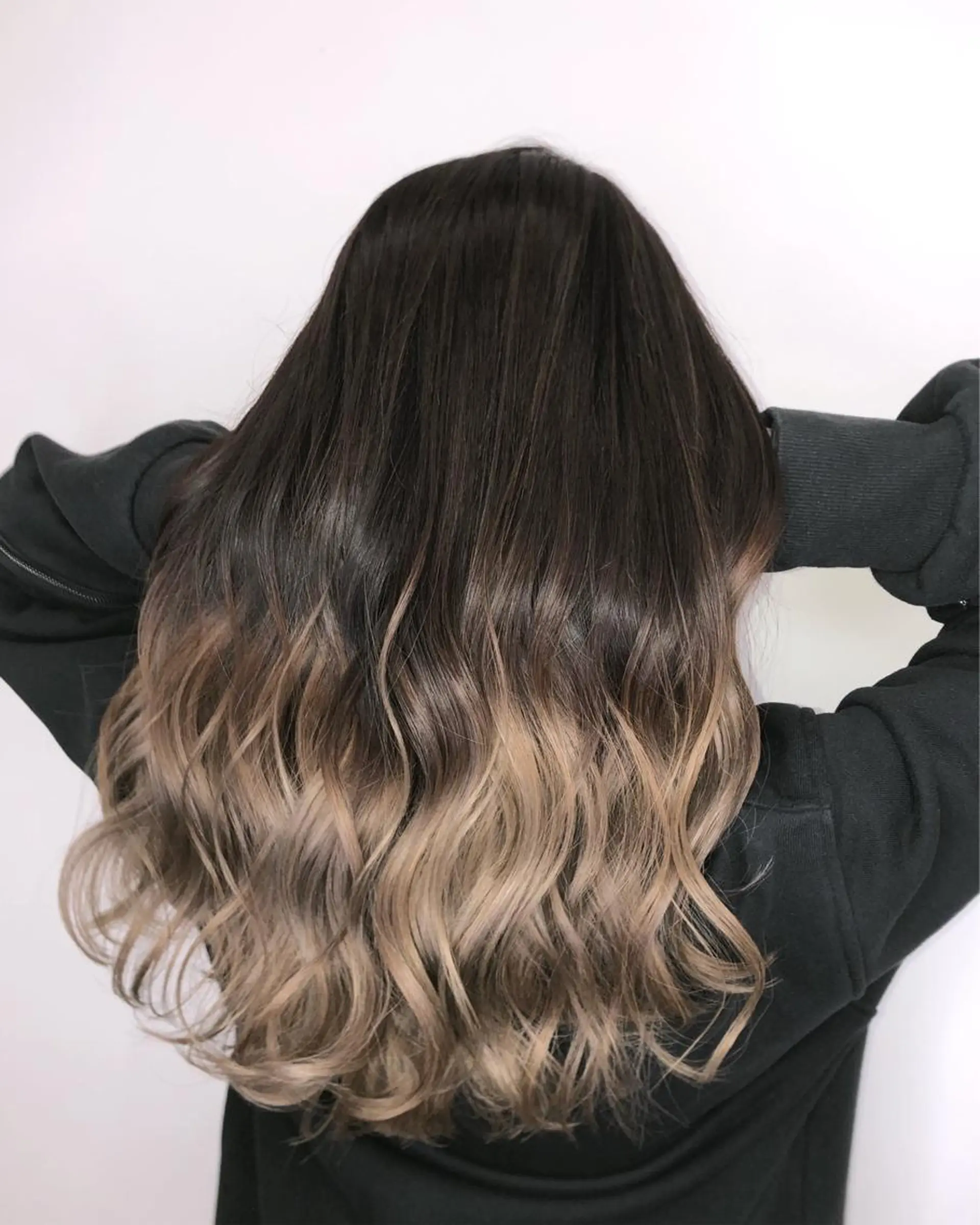 セミロング ハイライト 手島 カミラのヘアスタイル