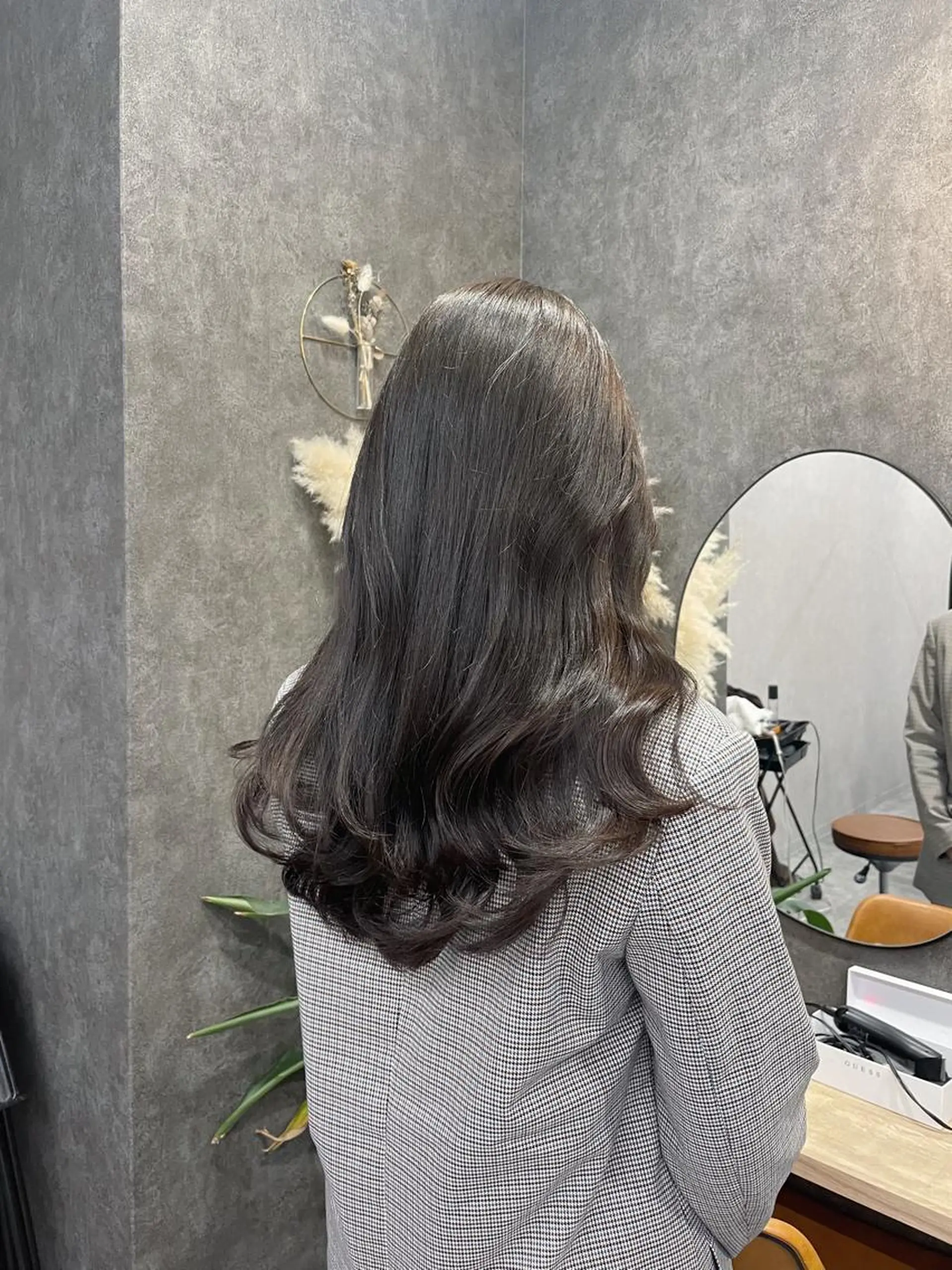 セミロング カラー グレージュ いなみね はるきのヘアスタイル