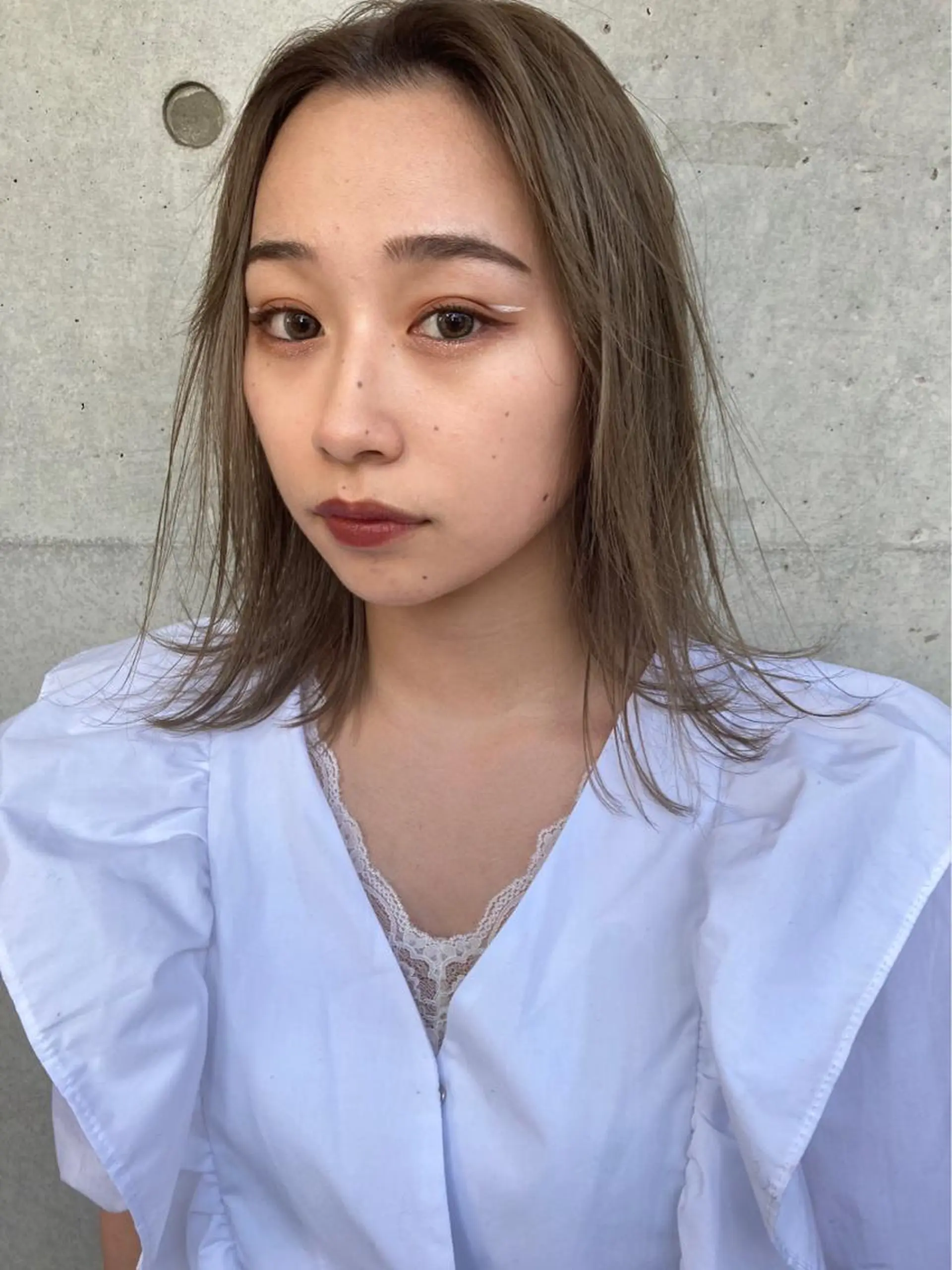 ミディアム カラー 顔まわりレイヤー デザインカットのヘアスタイル