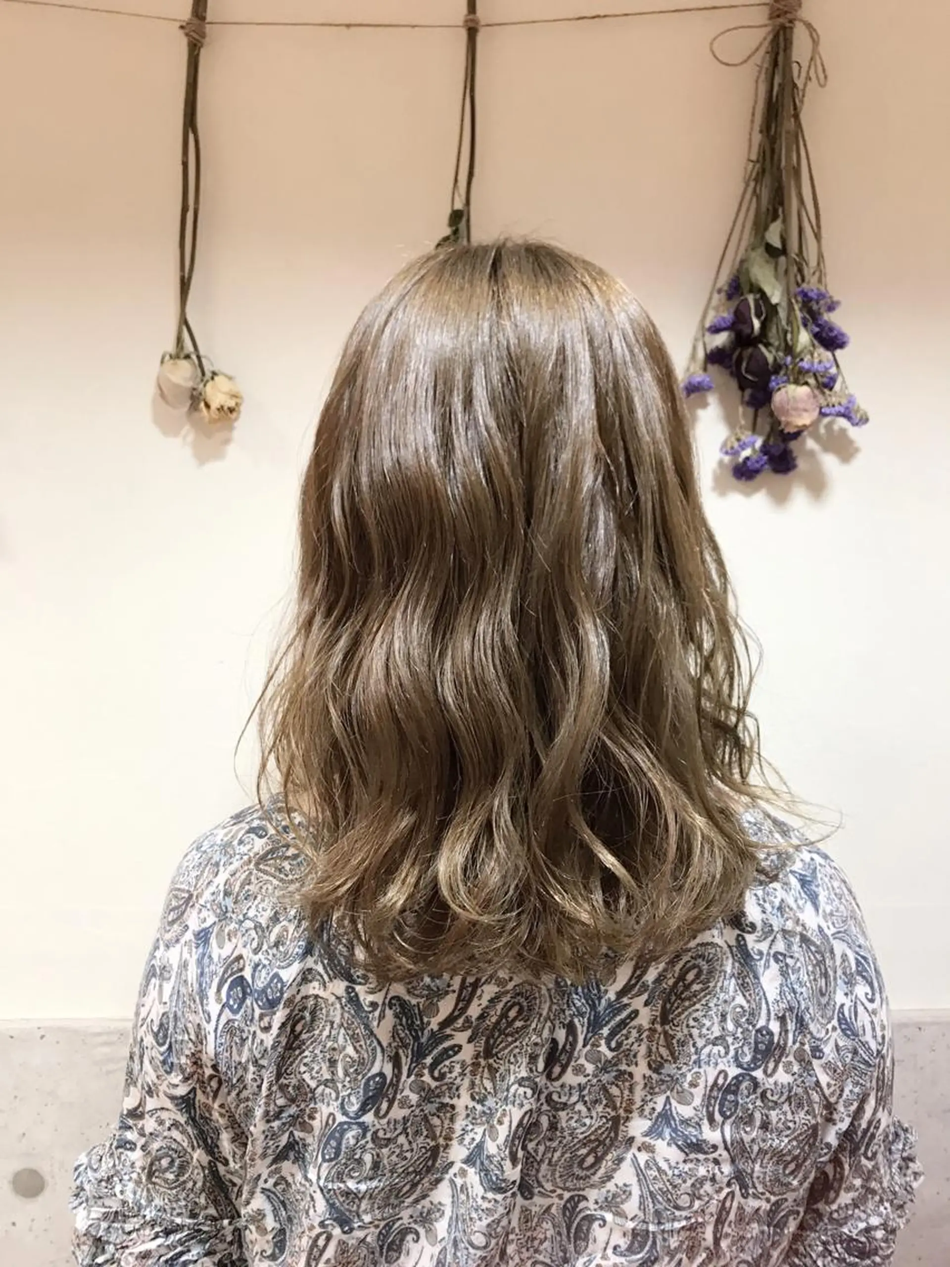 セミロング カラー ハイライトカラー ハイトーンカラー ハイライト 🪐脱白髪染め 🪐松尾菜々美のヘアスタイル