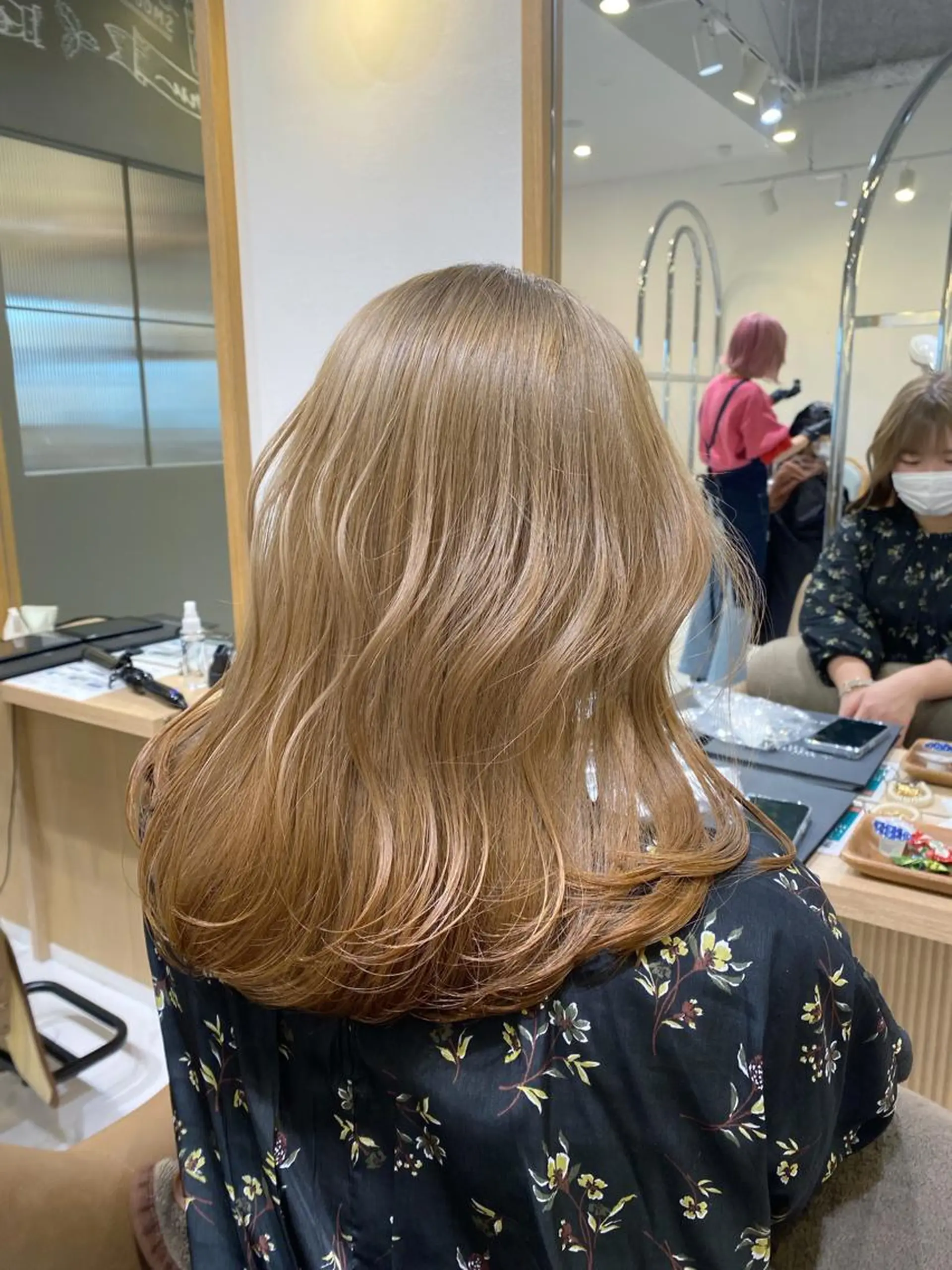 ロング カラー ベージュカラー ブリーチ フォギーベージュ カット ヘアカラー 坂井 茅聖のヘアスタイル