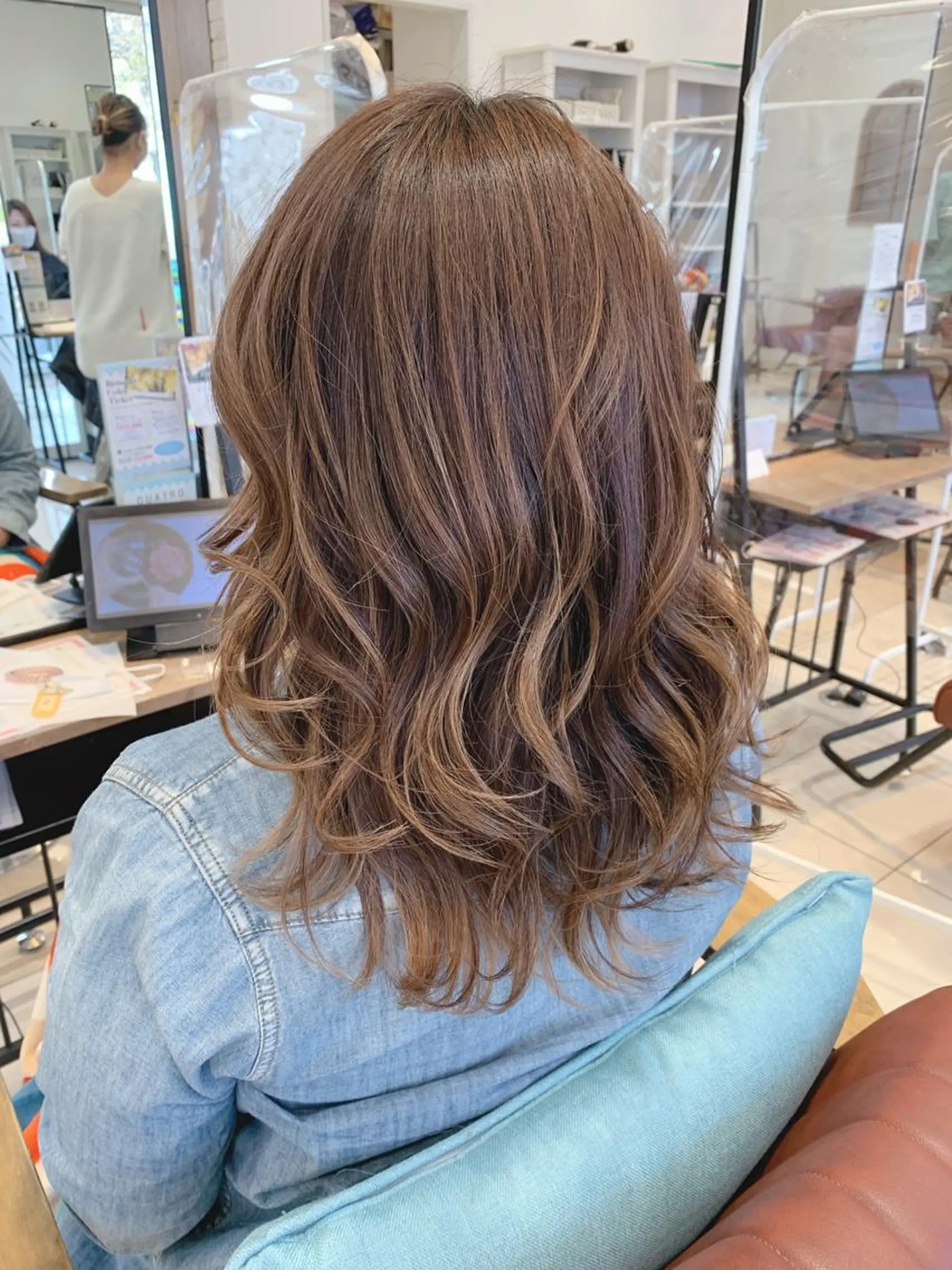 セミロング レイヤーカット ヘアカラー 髪質改善カラーリスト /根本雄貴のヘアスタイル