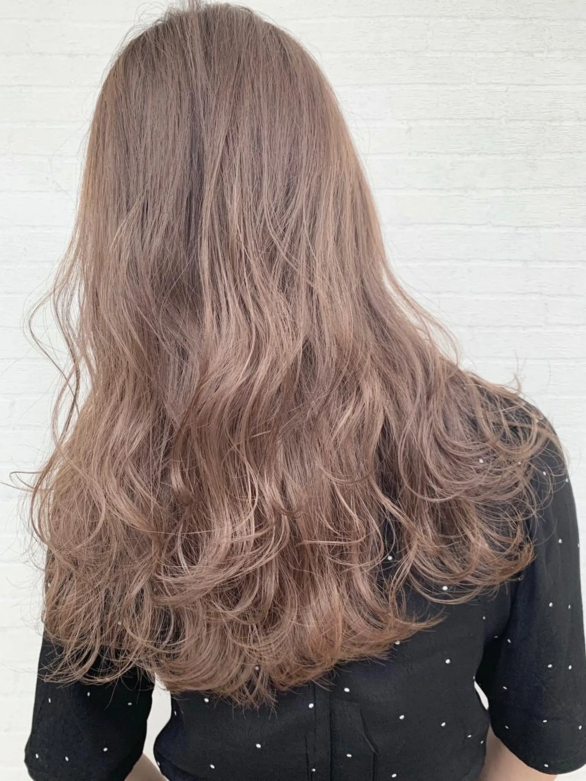 ロング カラー ベージュカラー ブリーチ ハイトーンカラー ミルクティーベージュ 立川 奈那子のヘアスタイル