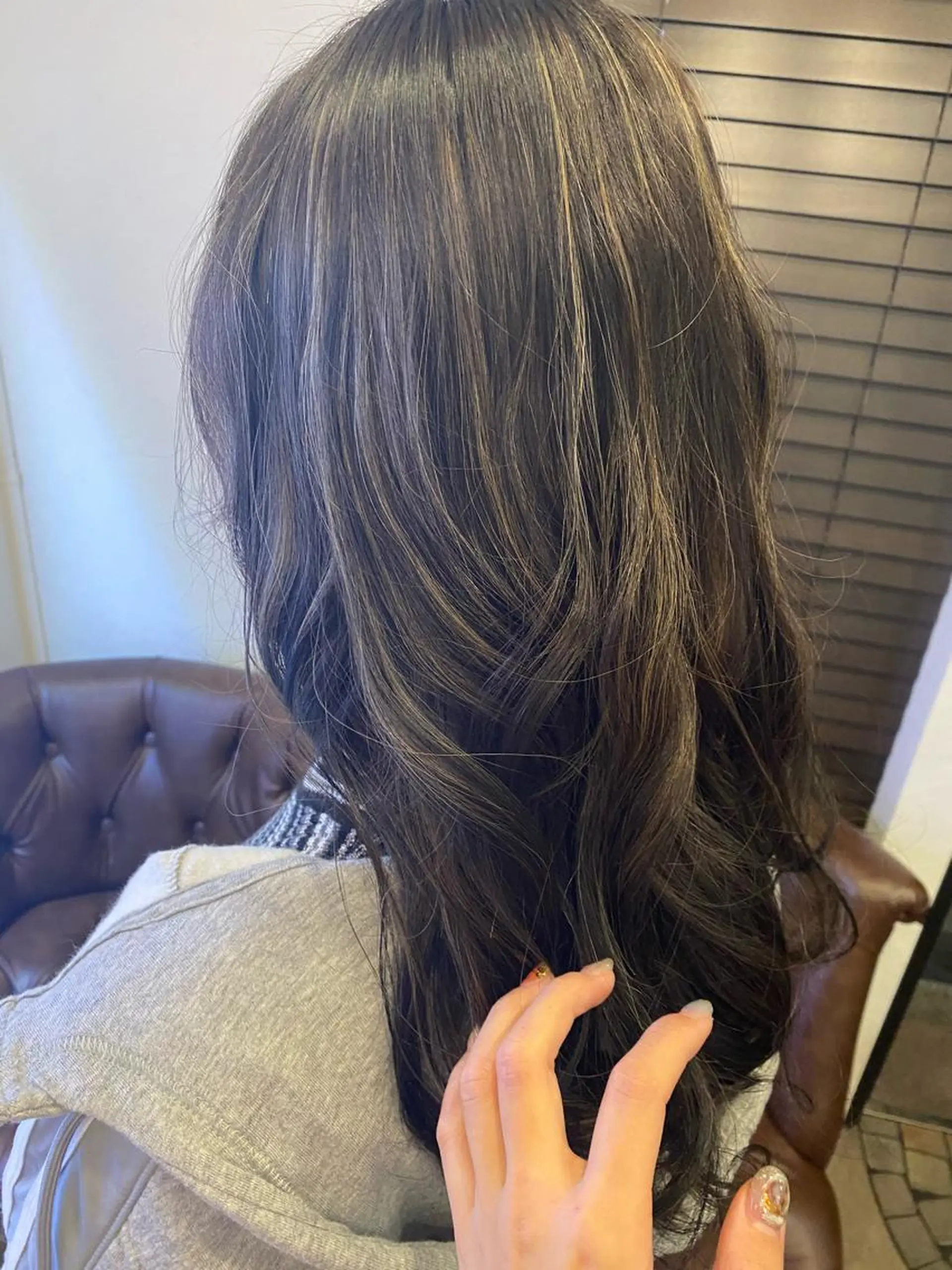 セミロング カラー 新谷 桃子のヘアスタイル