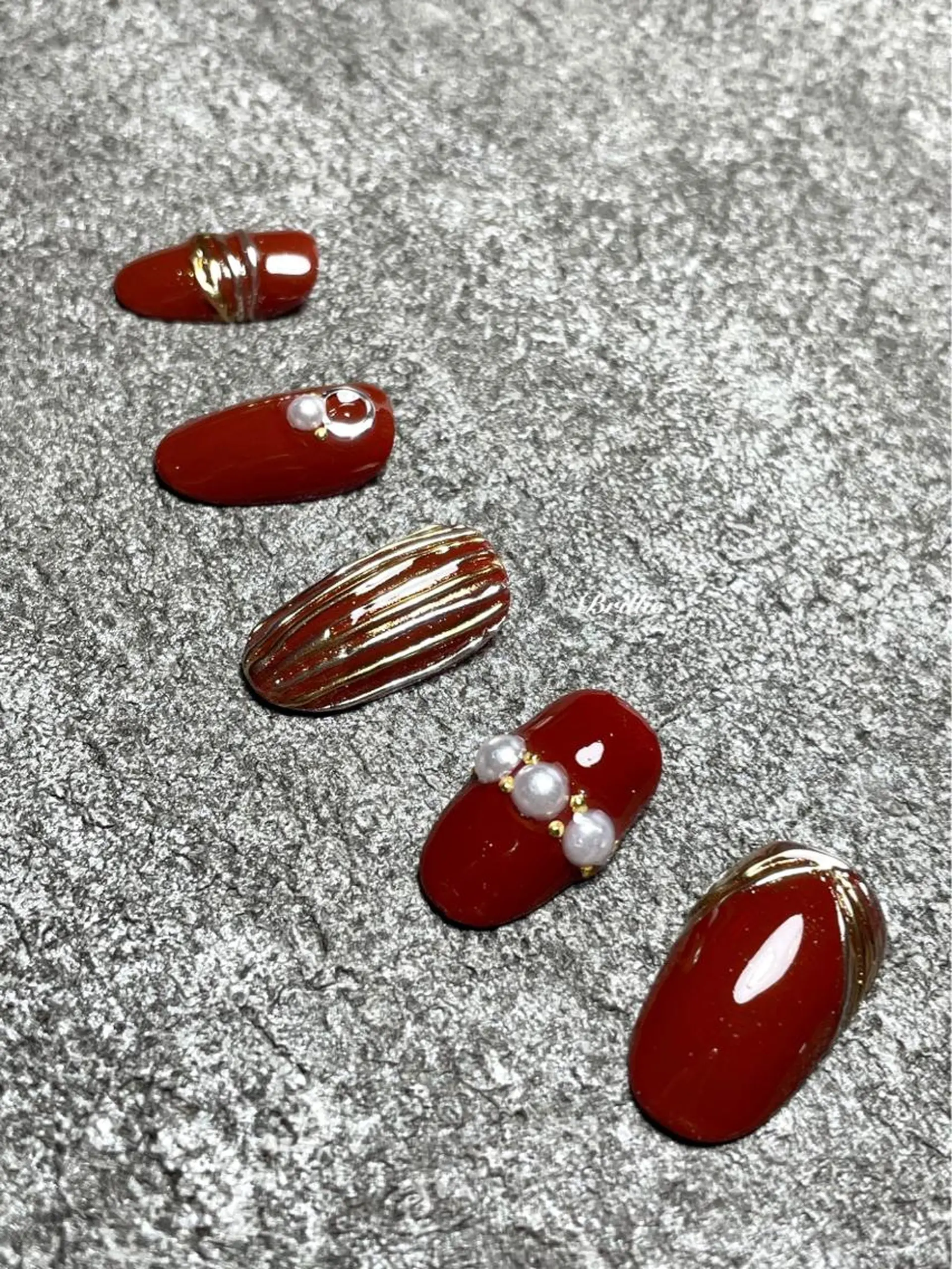 ネイル ゴールド 赤色 maison de charme Beauté所属・Beaute IORIのネイルデザイン