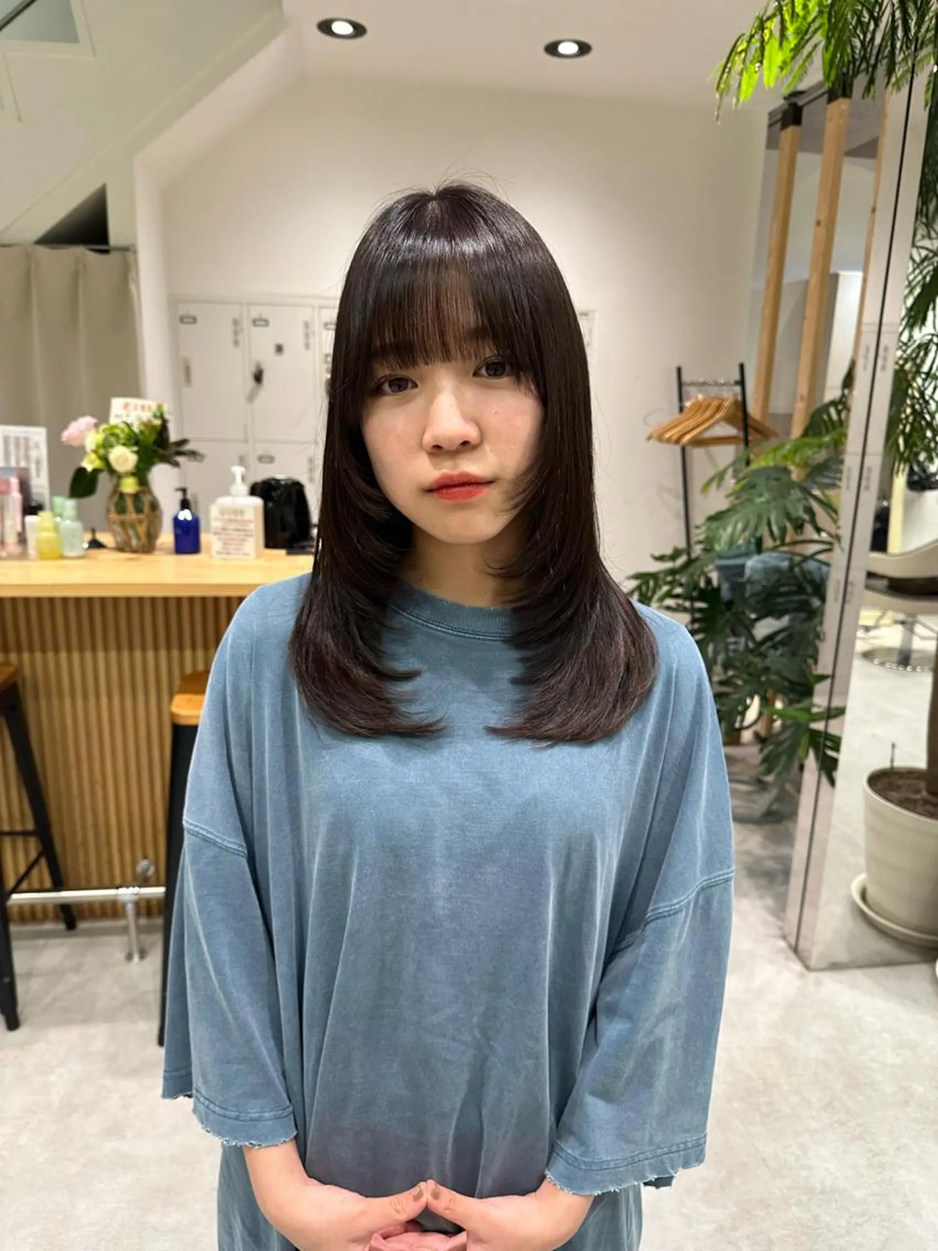 ミディアム カット ヘアカラー トリートメント レイヤー/顔まわり カット/地毛風カラーのヘアスタイル