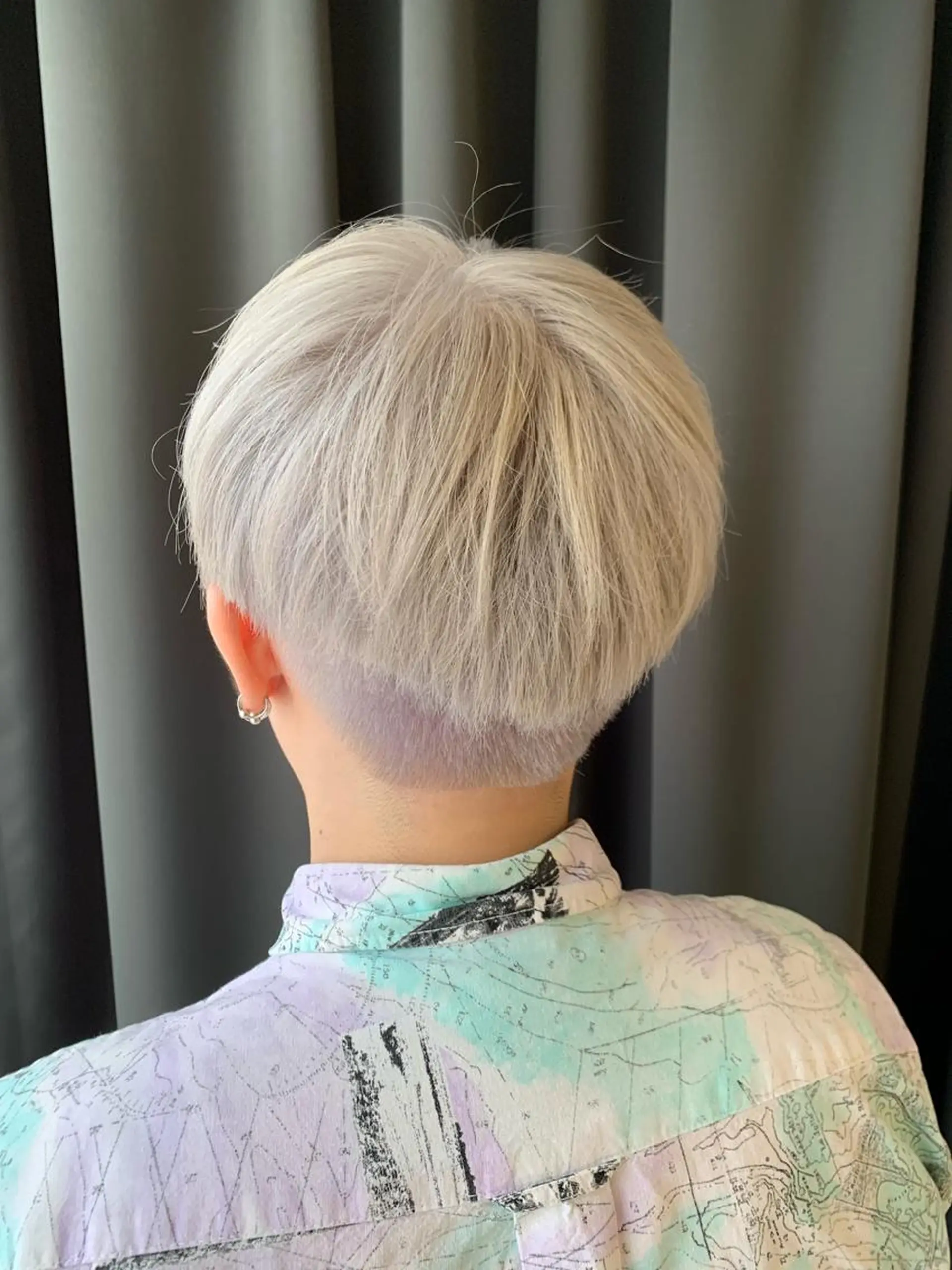 ショート カラー 黒髪 ブリーチ エドルカラー ヘアカラー トリートメント LUXBE LUCEのヘアスタイル