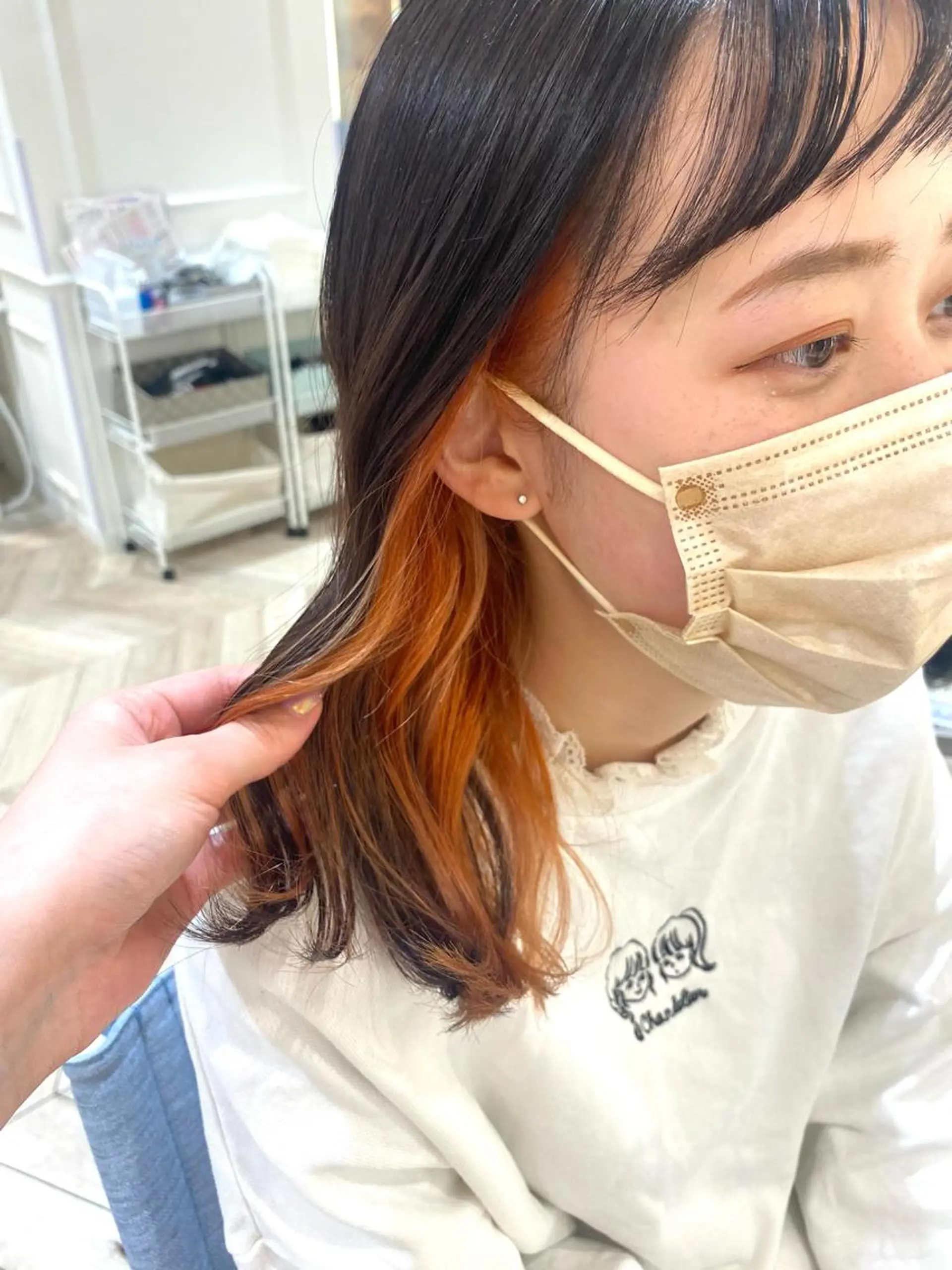 ミディアム カラー インナーカラー オレンジ カット ヘアカラー 小顔レイヤー/ ベージュ🤍Rieのヘアスタイル