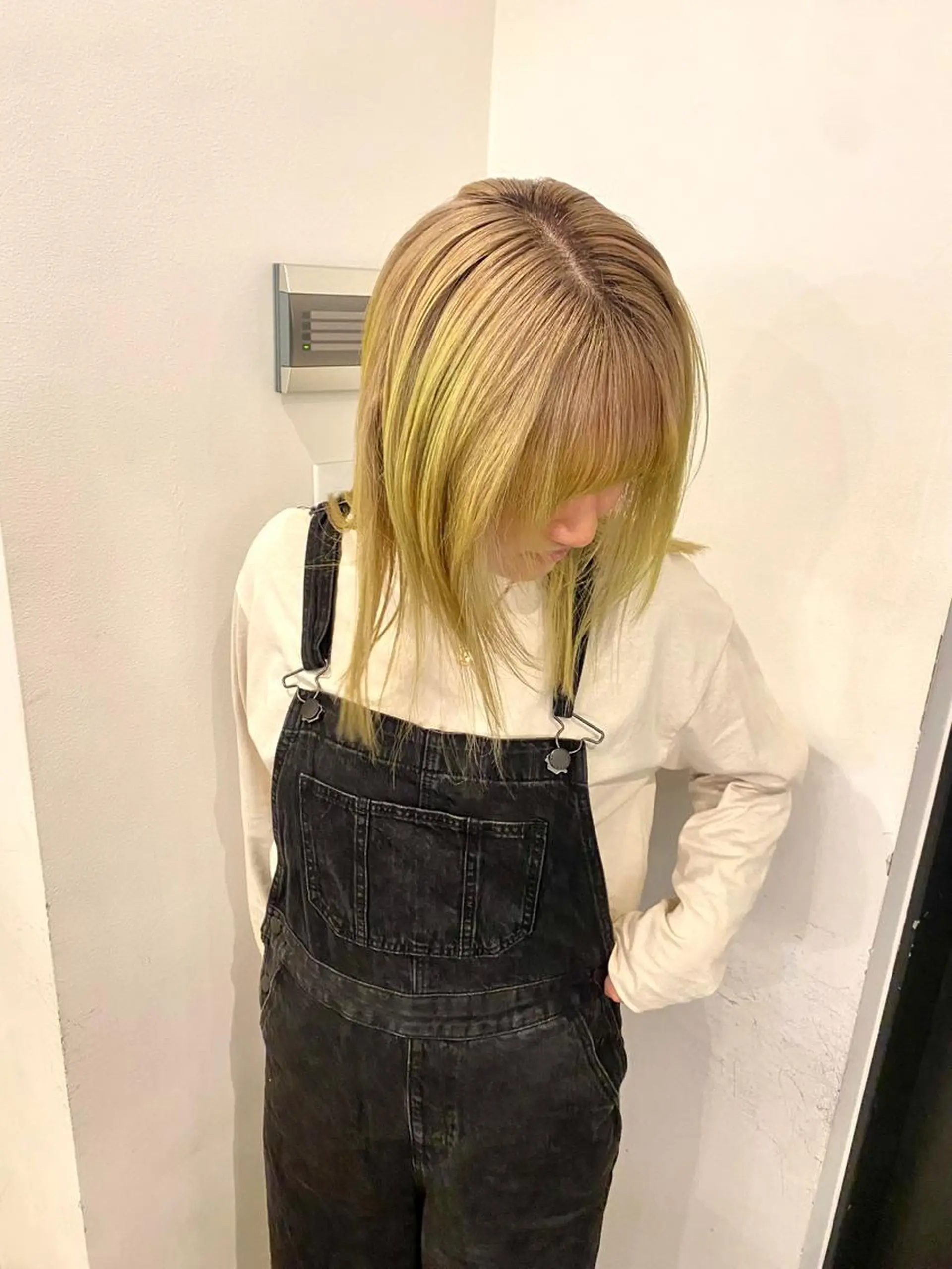 ミディアム カラー モモコ/ブリーチ/ ミルクティカラーのヘアスタイル