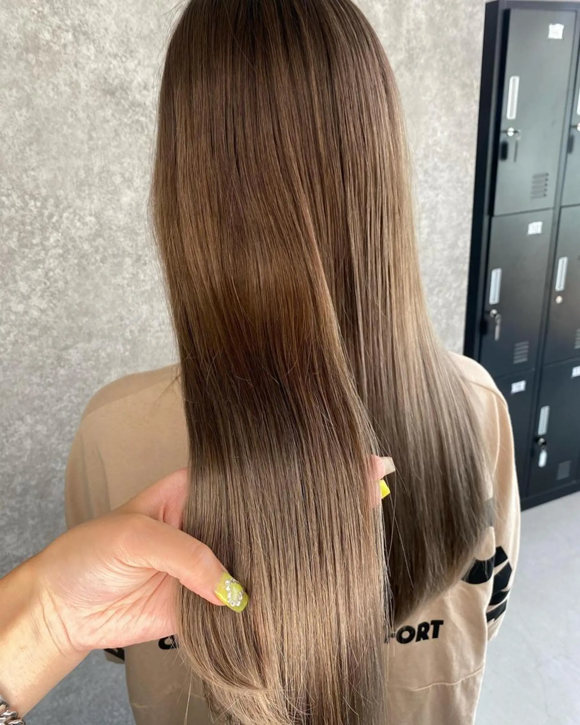 ロング カラー バレイヤージュ ベージュカラー グラデーションカラー ミルクティーベージュ レイヤーカット UNDER vr 【アンダーバー】のヘアスタイル