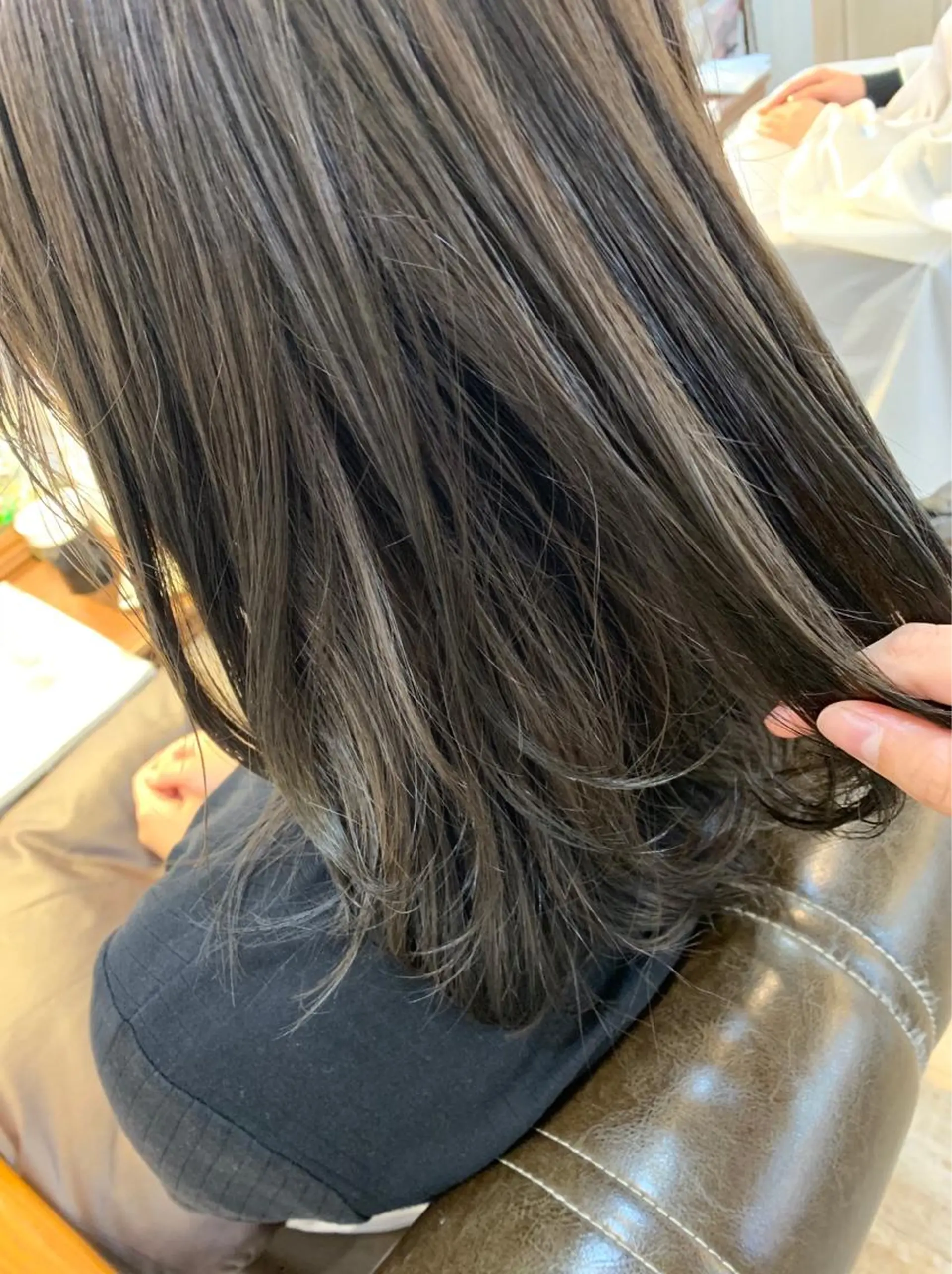 セミロング カラー ベージュカラー オリーブベージュ ヘアカラー 藤間 帆乃夏（とうまほのかのヘアスタイル