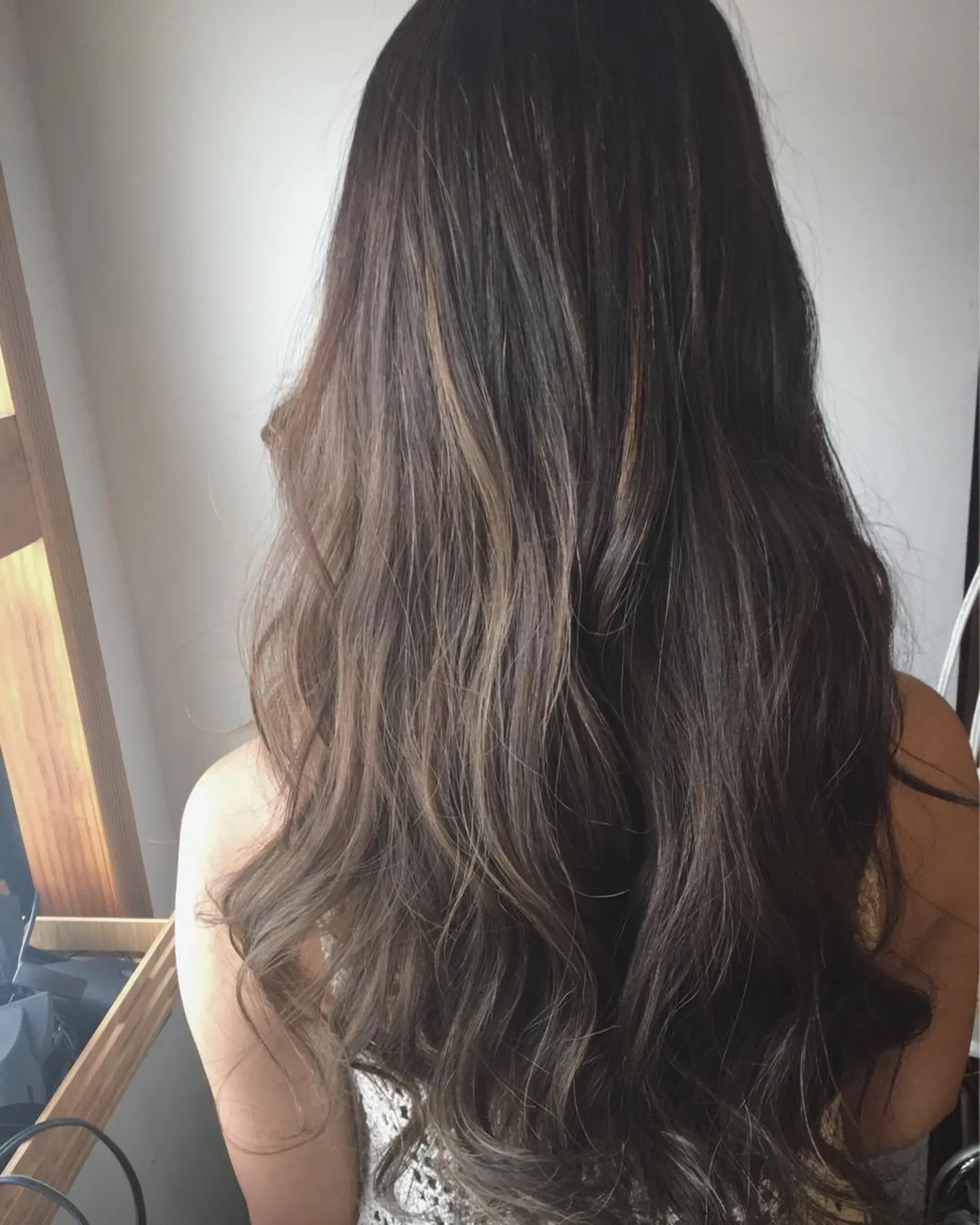 ロング カラー 透明感カラー グレージュ ハイライトカラー ハイライト ハイトーン×髪質改善 KENTAのヘアスタイル
