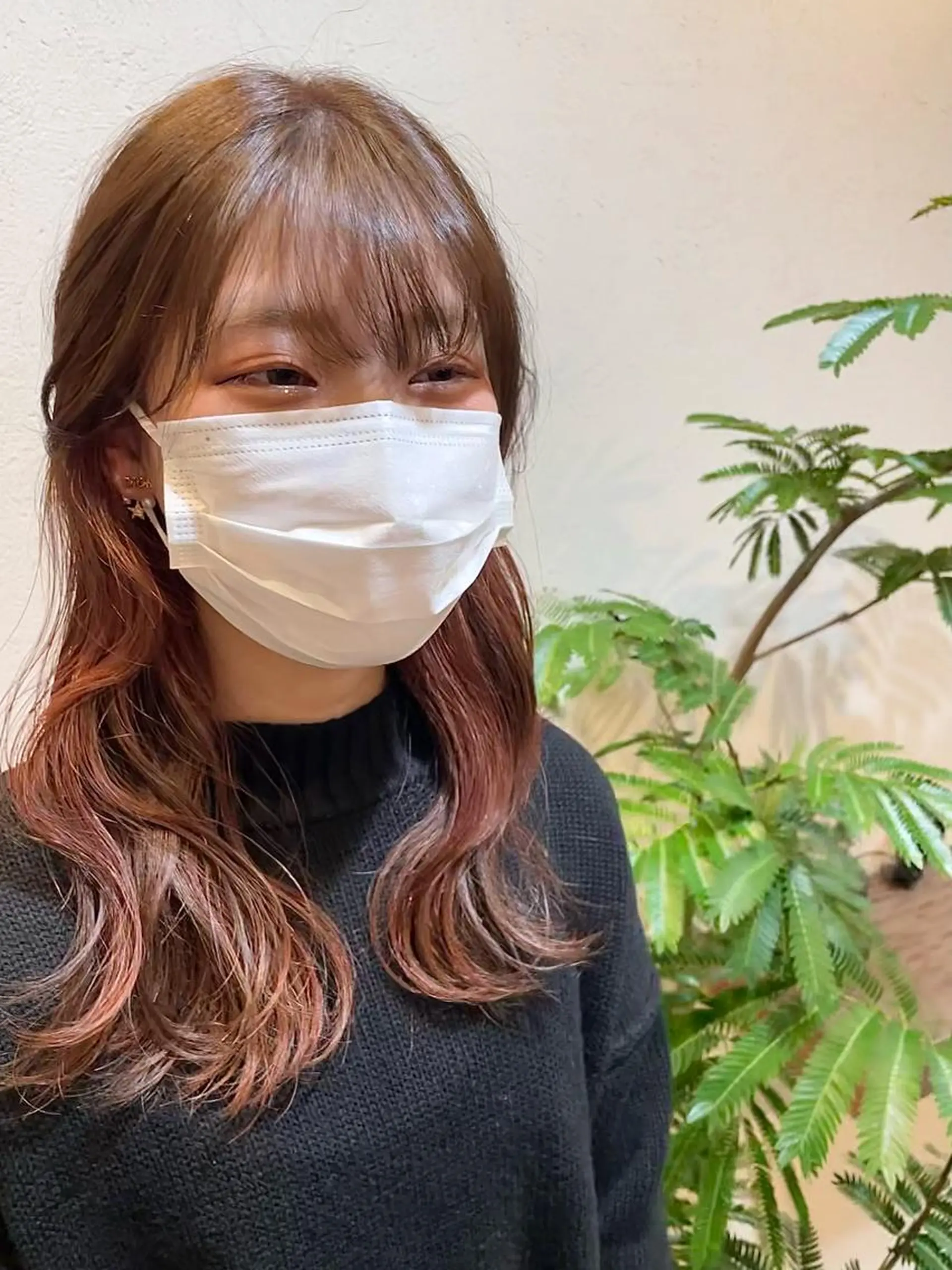 セミロング カラー インナーカラー 似合わせカット Takanishi くすみベージュカラーのヘアスタイル