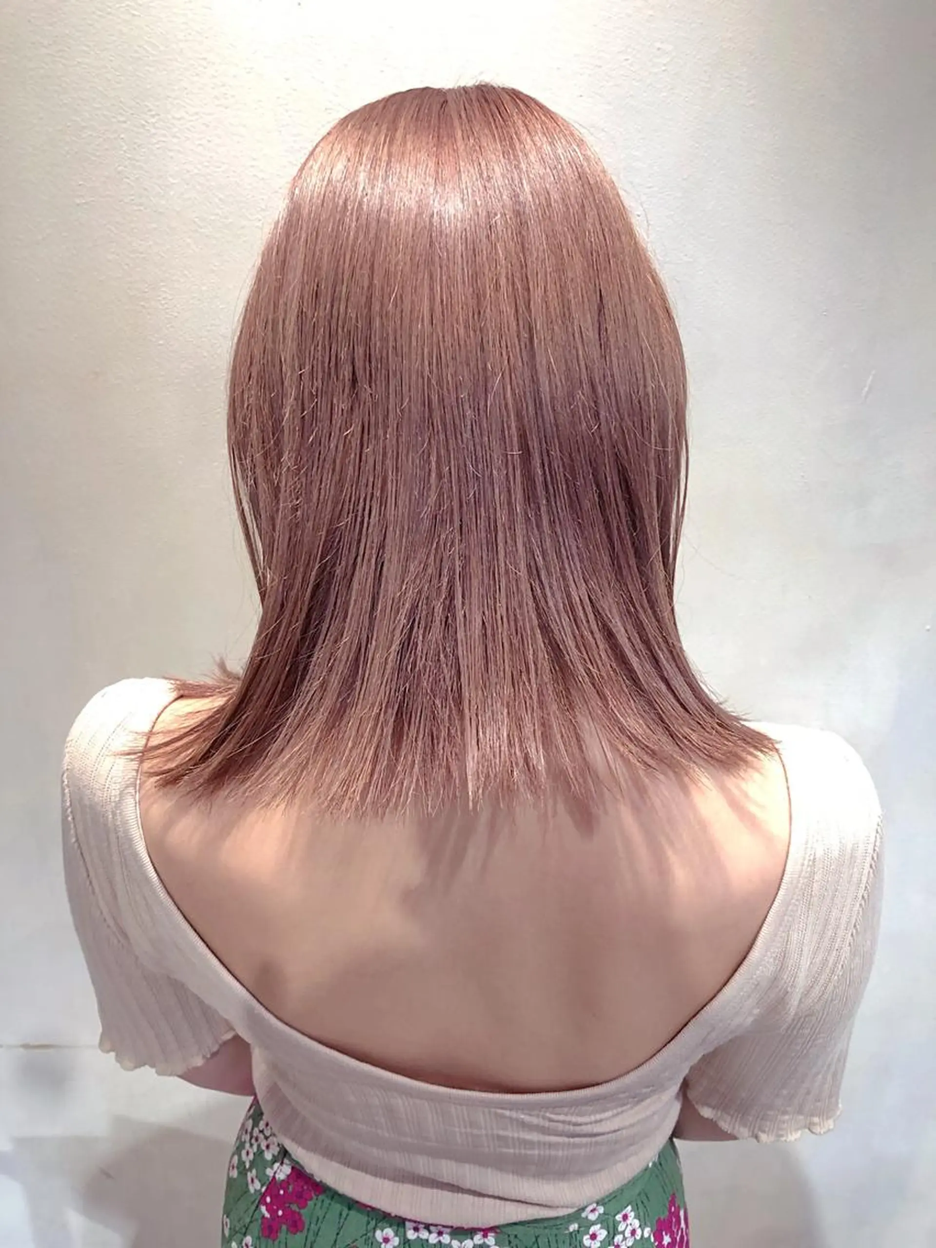 ミディアム カラー 切りっぱなしボブ ベージュカラー ブリーチ ハイトーンカラー ピンクカラー カット ヘアカラー トリートメント SALOWIN所属・ブリーチ🪡 ボブ🐬レイヤーのヘアスタイル