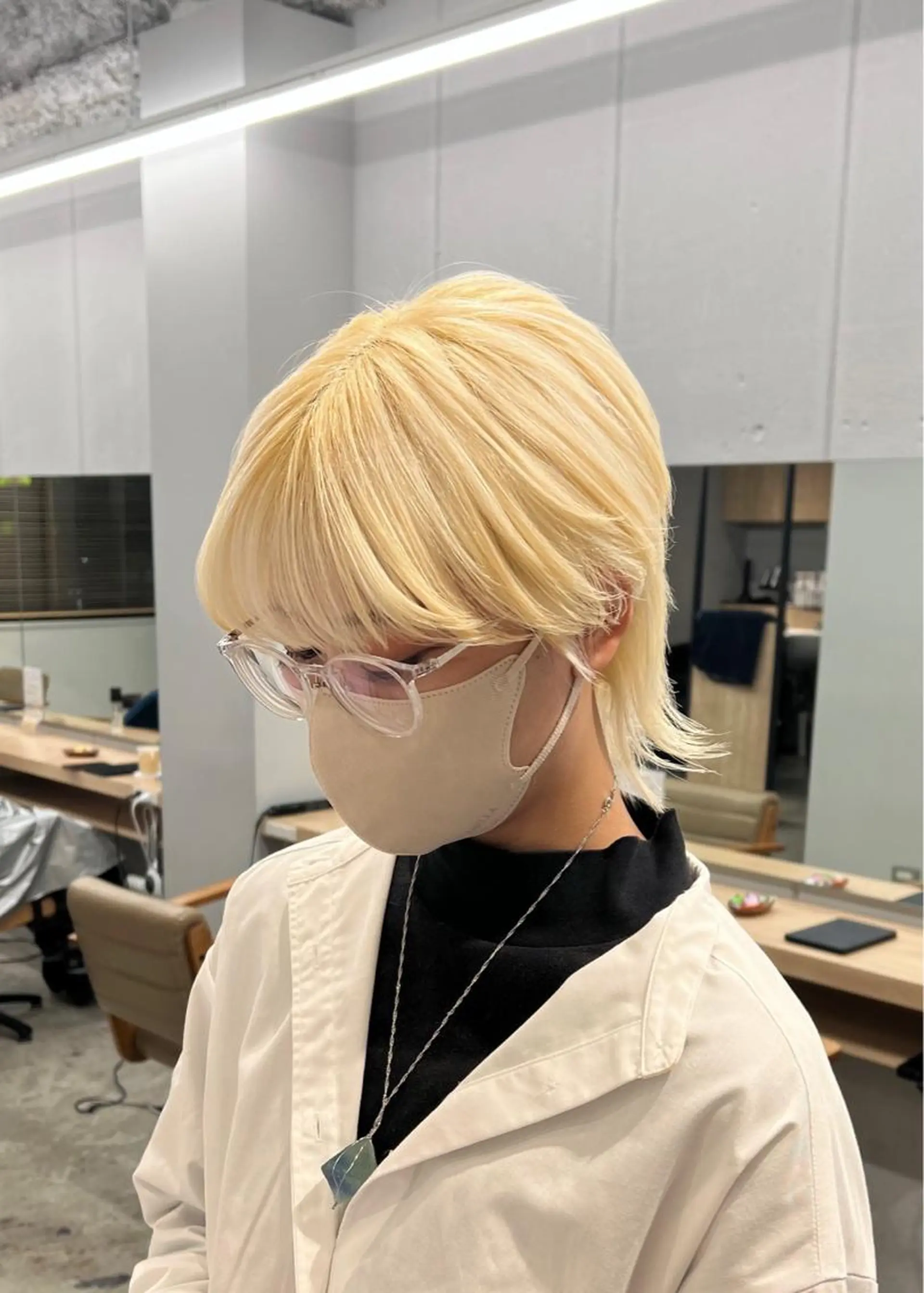 ショート カラー メンズ メンズウルフカット ブロンド ウルフカット SALOWIN柏Suite所属・ブリーチ毛の縮毛矯正 ハイトーン/岡本智樹のヘアスタイル