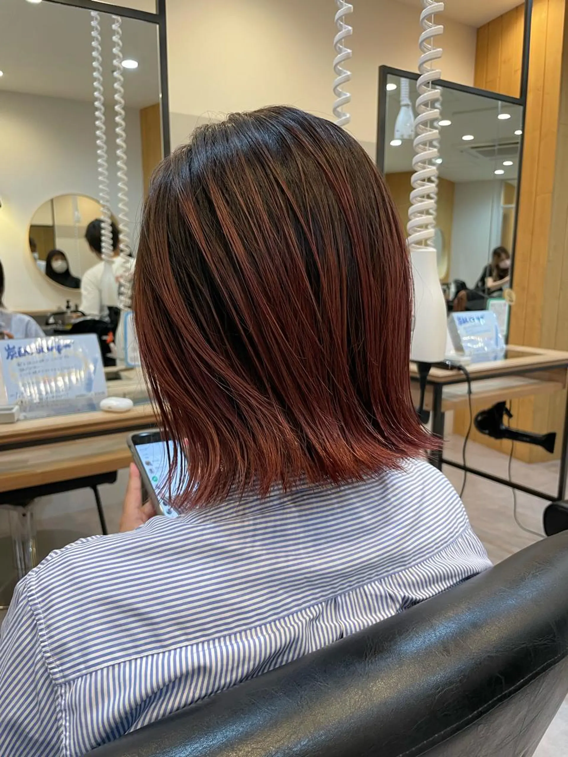 ミディアム カラー akane .のヘアスタイル