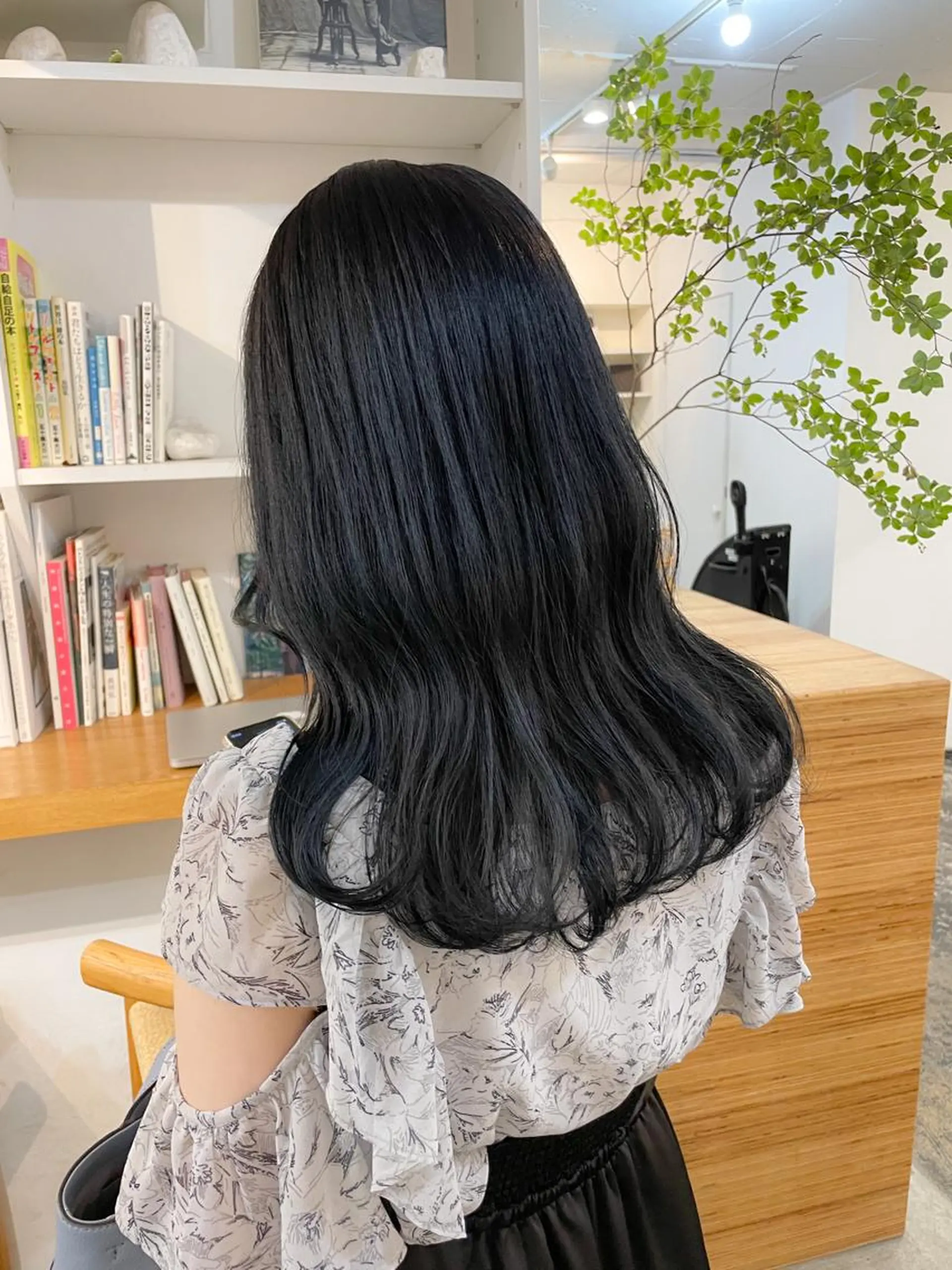 セミロング カラー 黒髪 ブリーチ ブルーカラー ブルーブラック 透明感カラー カット ヘアカラー トリートメント 【表参道】Ruri デジタルパーマのヘアスタイル