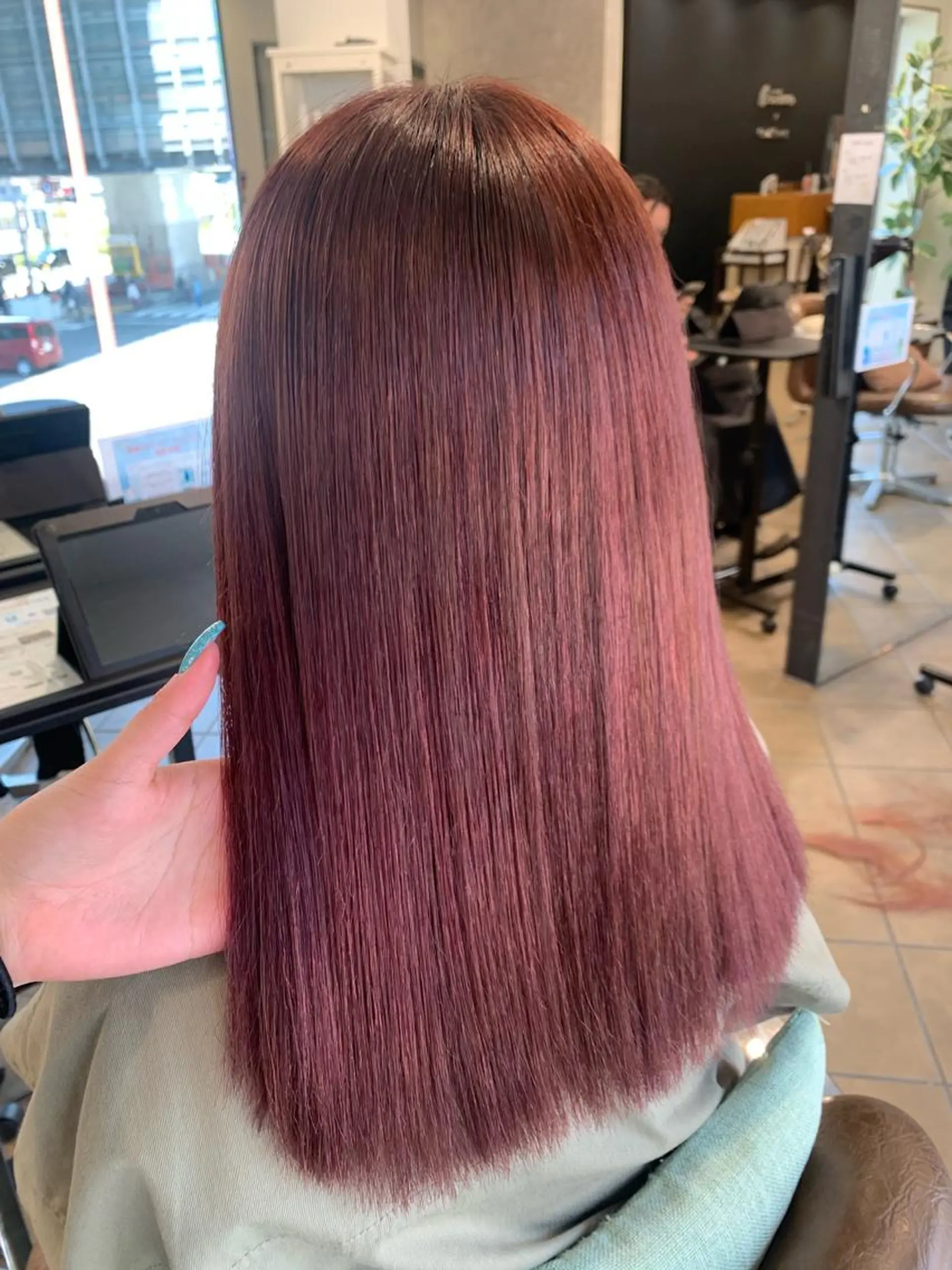 セミロング カラー ピンクカラー まるおか あやかのヘアスタイル