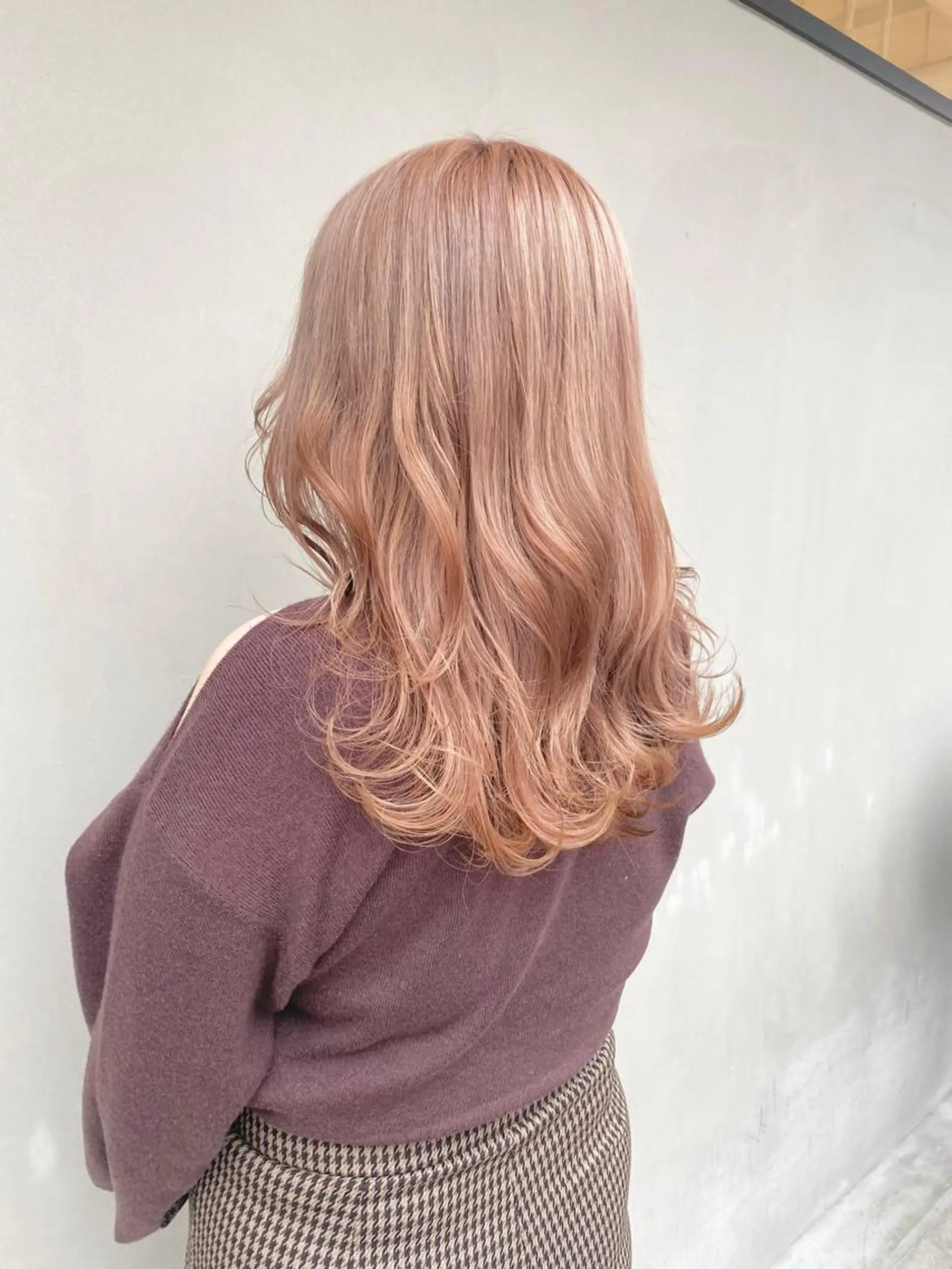 ロング カラー ブリーチ ピンクカラー 林 瑠夏のヘアスタイル