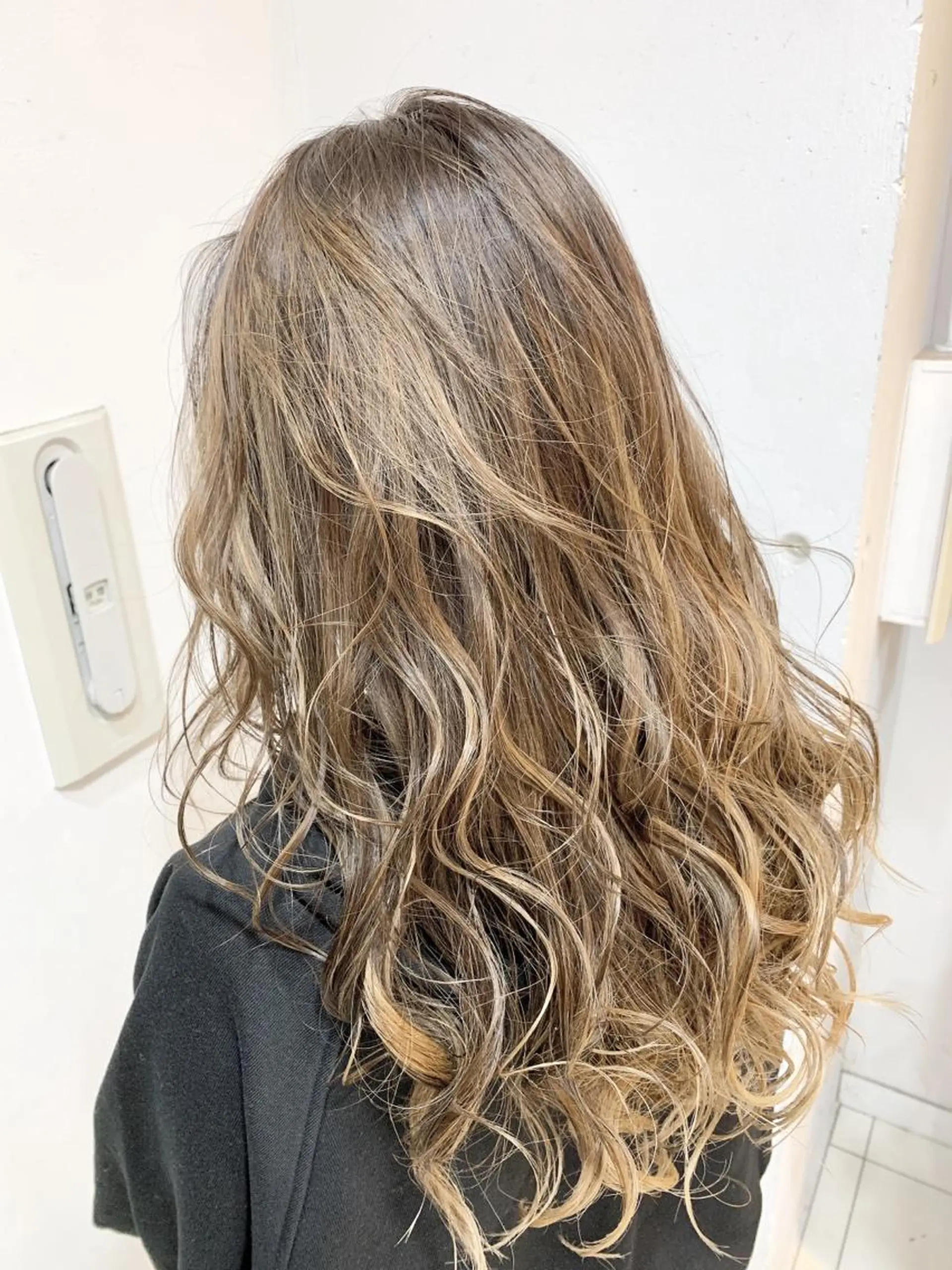 ロング カラー パーマ バレイヤージュ レイヤーカット 白髪ぼかしハイライト 柳川拓哉のヘアスタイル