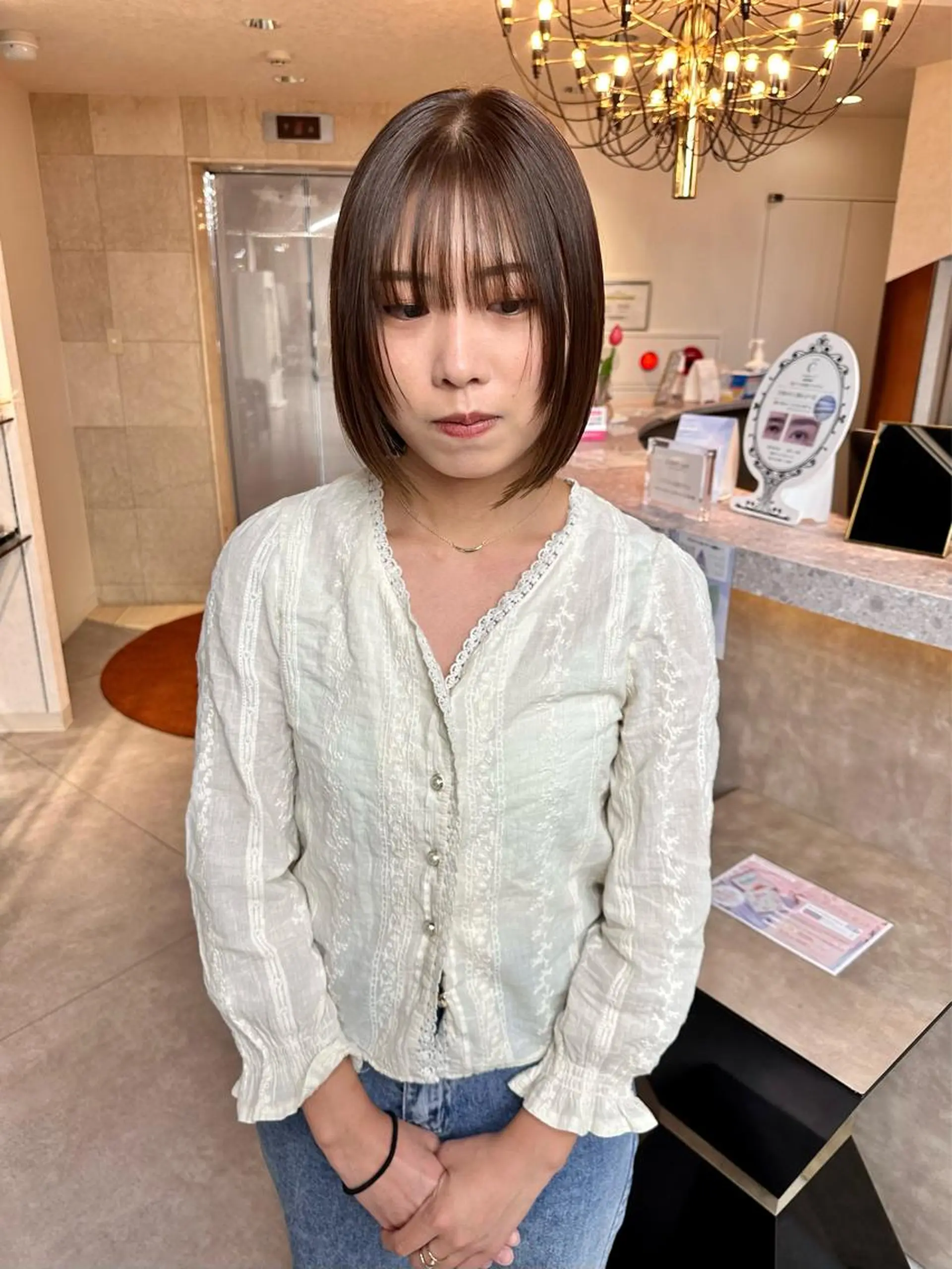 ミディアム カラー ヘアアレンジ ネイル マツエク・マツパ アイブロウ 切りっぱなしボブ ミディアムパーマ アディクシーカラー ミストバング ベージュカラー ウルフとハイトーン みっちー✂️のヘアスタイル